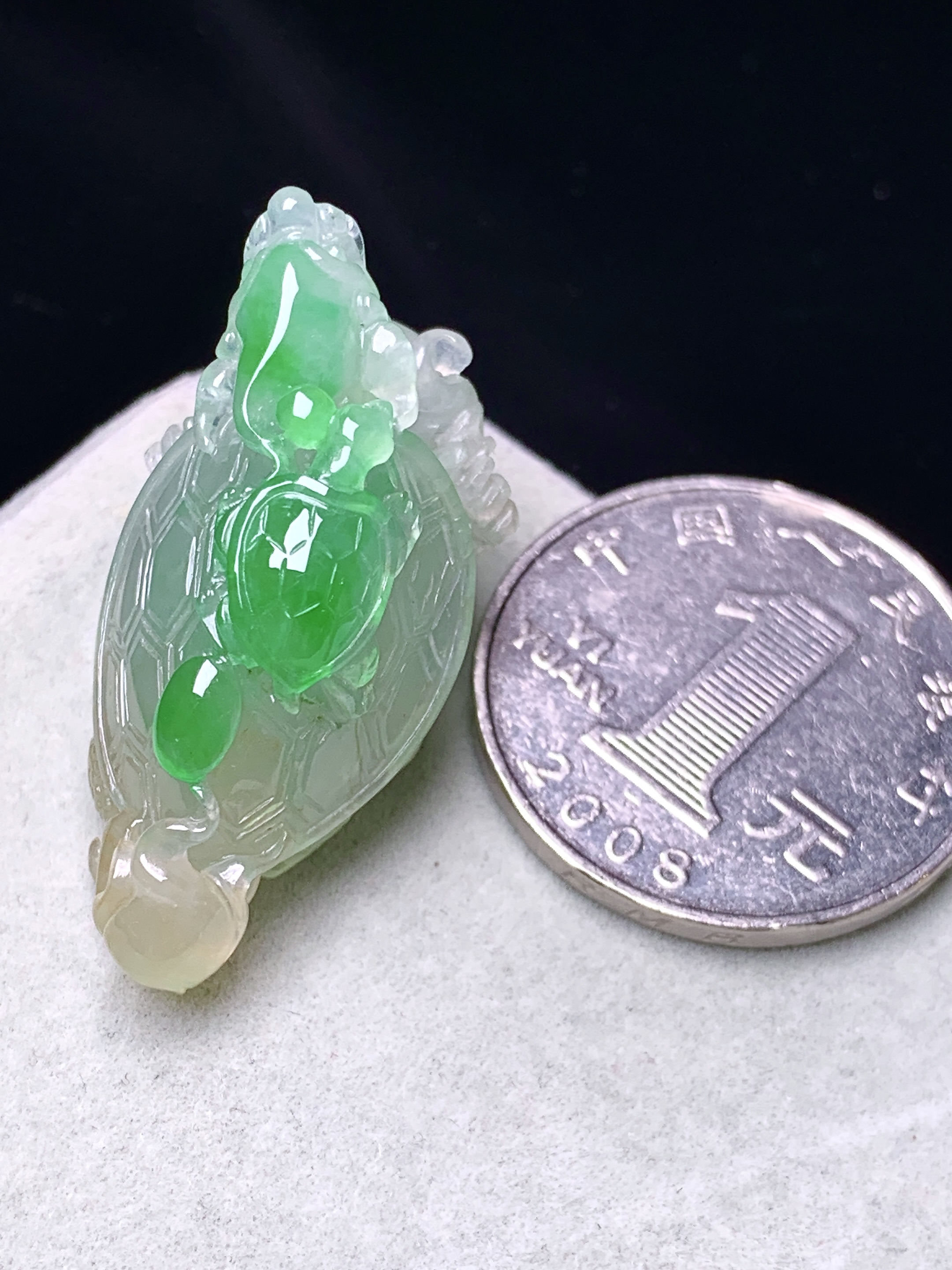 飘黄绿翡龙龟吊坠 玉质细腻 色泽艳丽清新 水润亮眼 整体尺寸34.8*17*16a5