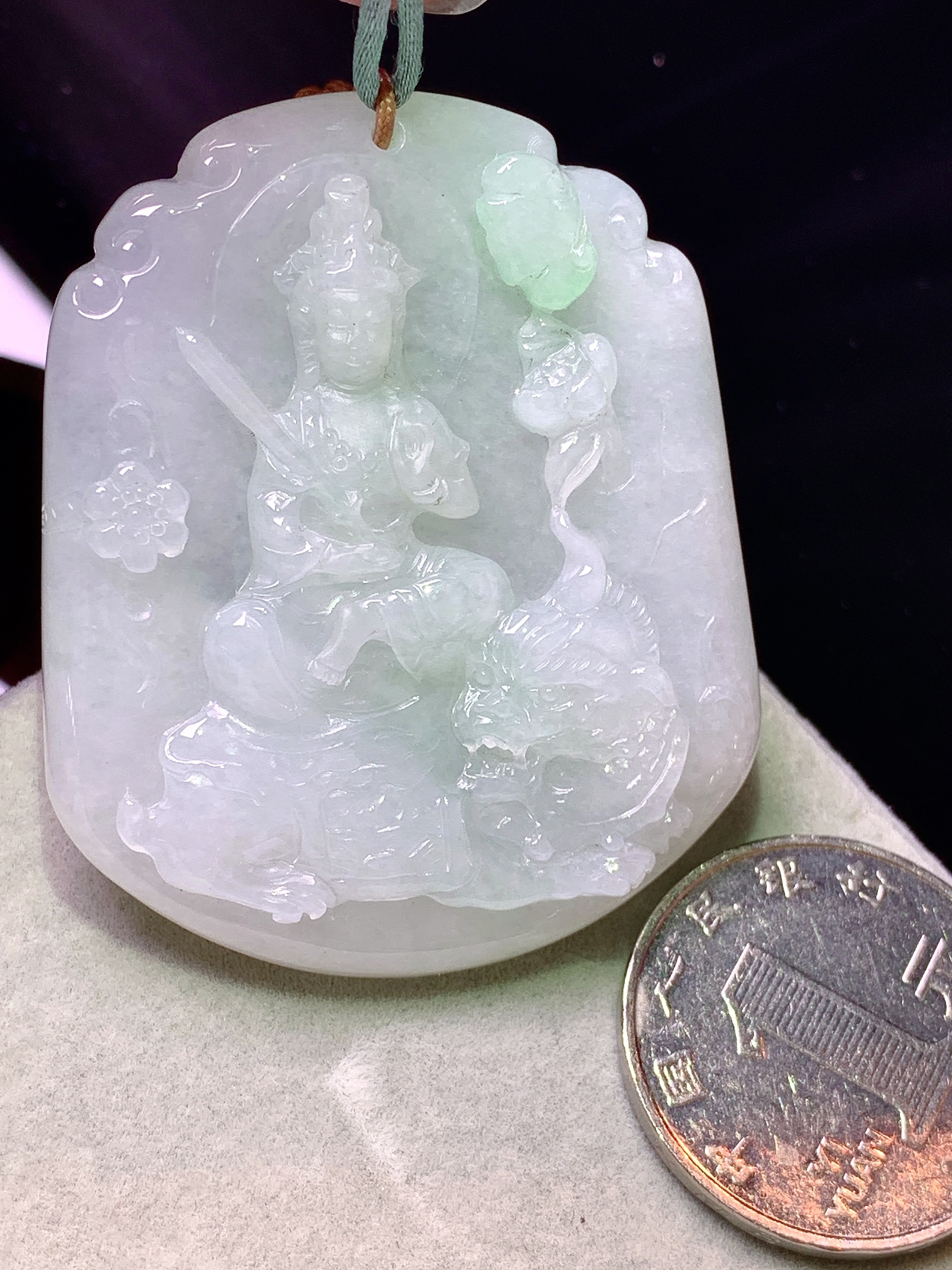 飘绿文殊观音菩萨吊坠 玉质细腻 色泽艳丽清新 水润亮眼 整体尺寸50.2*41.5*6.2b2