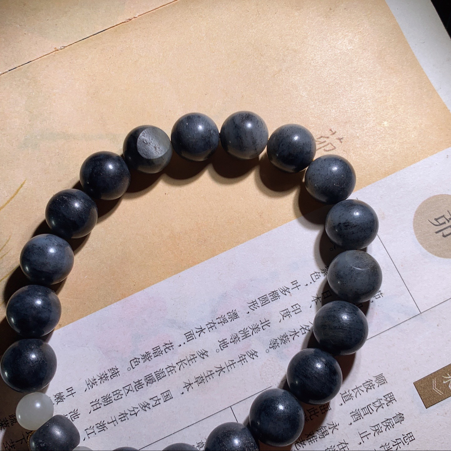 新疆和田玉籽料青花手持 单颗尺寸12重56.5克。玉质细腻油润。手推出油。佩戴高端典雅。lt2604