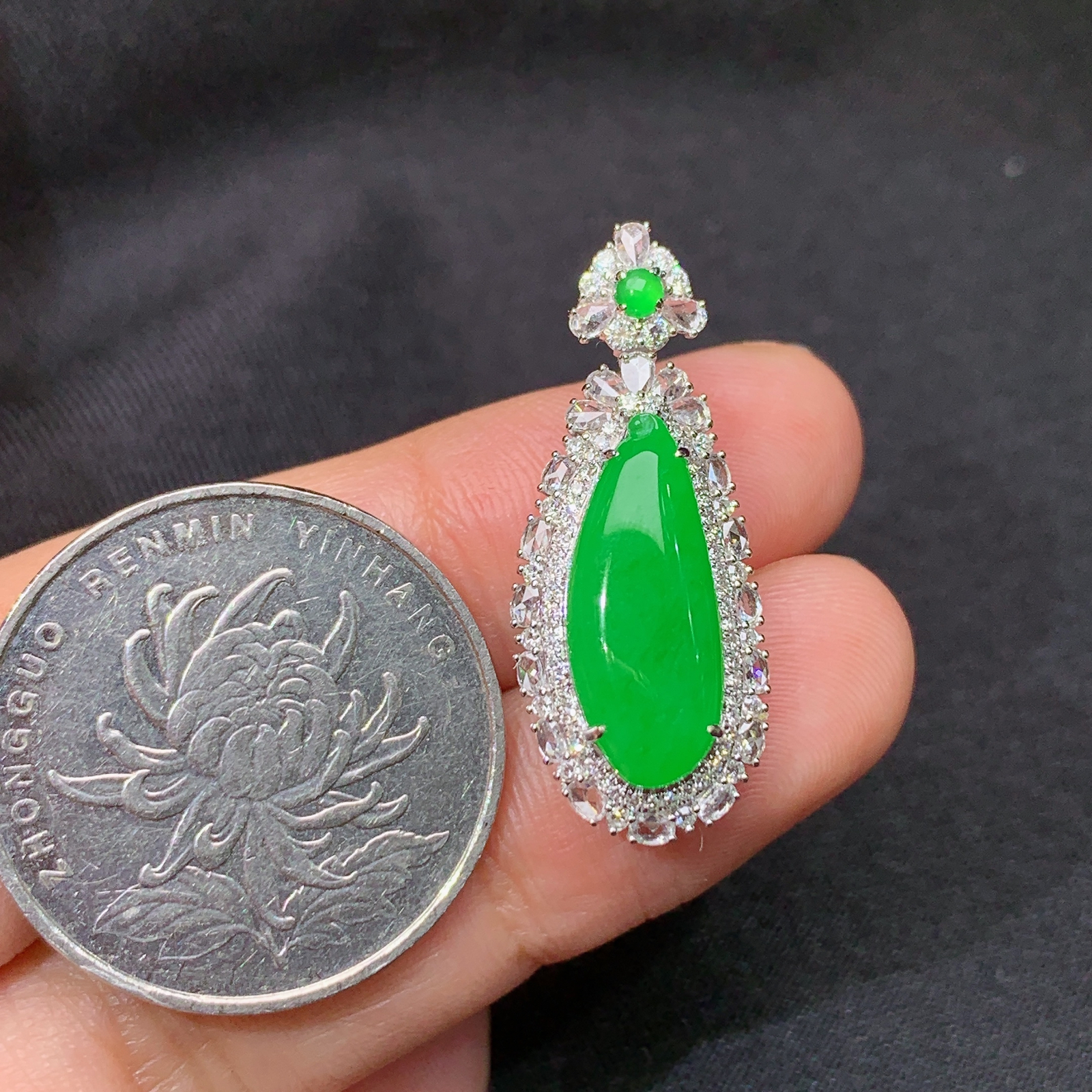 阳绿福瓜吊坠，18k金镶嵌，冰润色阳，玉质细腻，种水足，B1 尺寸28.7*11.5*8.3