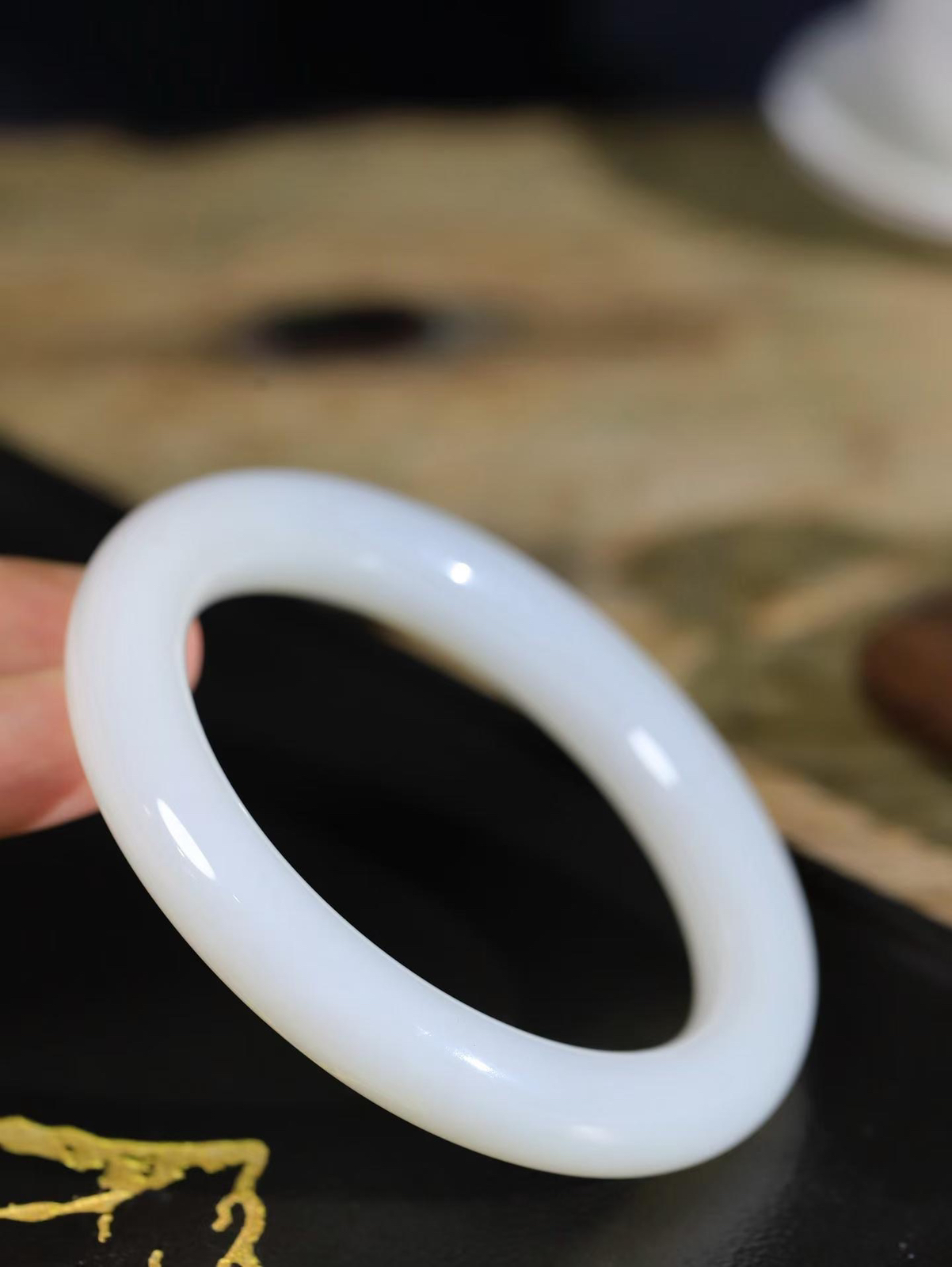 【玉佳人·手镯】

精品️和田玉白玉圆条圆条手镯 ，玉质细腻油润，做工细致精美，端庄素雅，亭亭玉立，芊芊素手。芊芊素手，怎能忘镯？秀美镯型，更显婀娜。内径63.5mm 尺寸12-12.2mm重81.5克69402680L