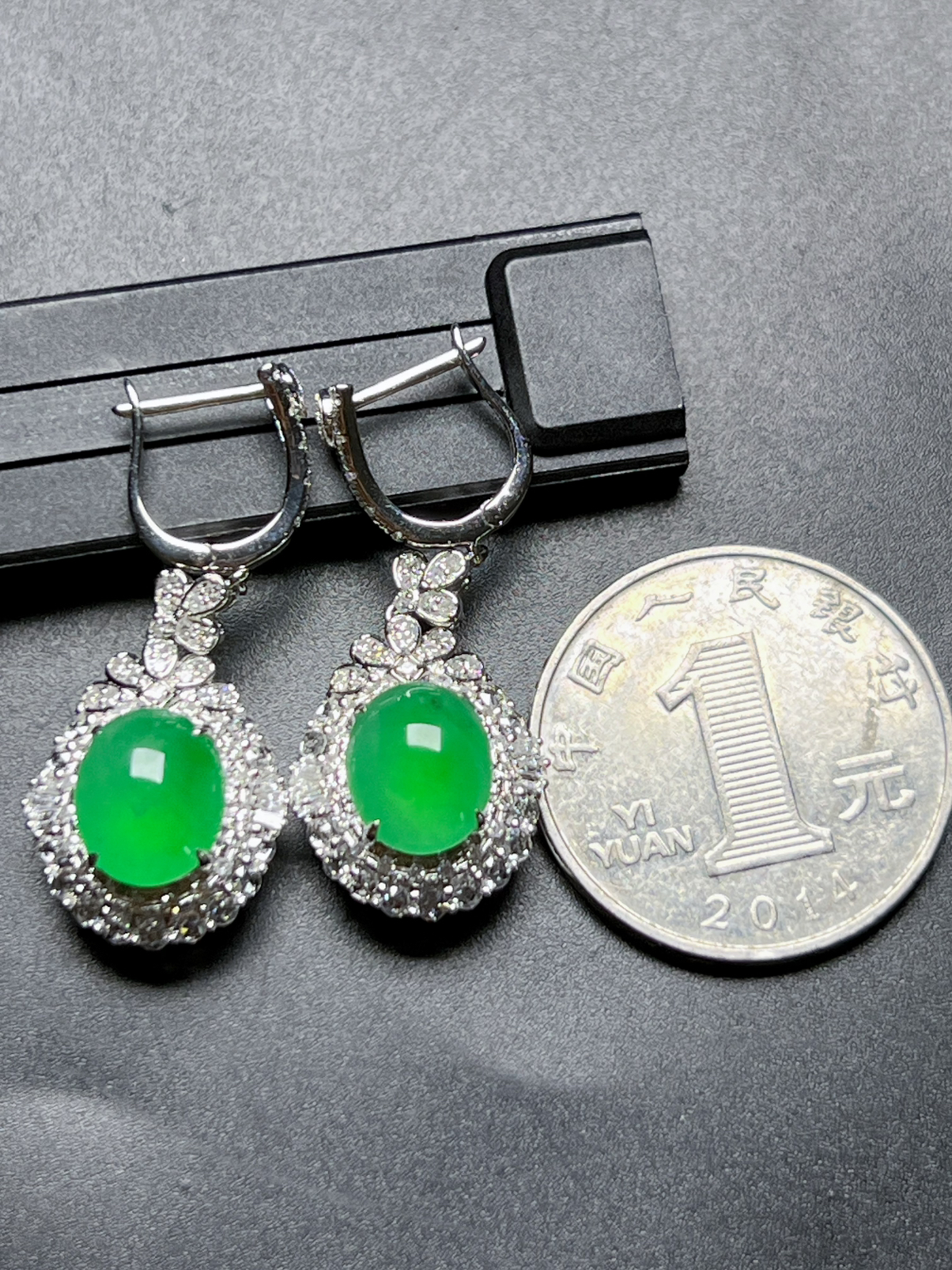 满绿耳坠种好色阳，整体尺寸33.5*15*10.5裸石尺寸10*8.5*4.3