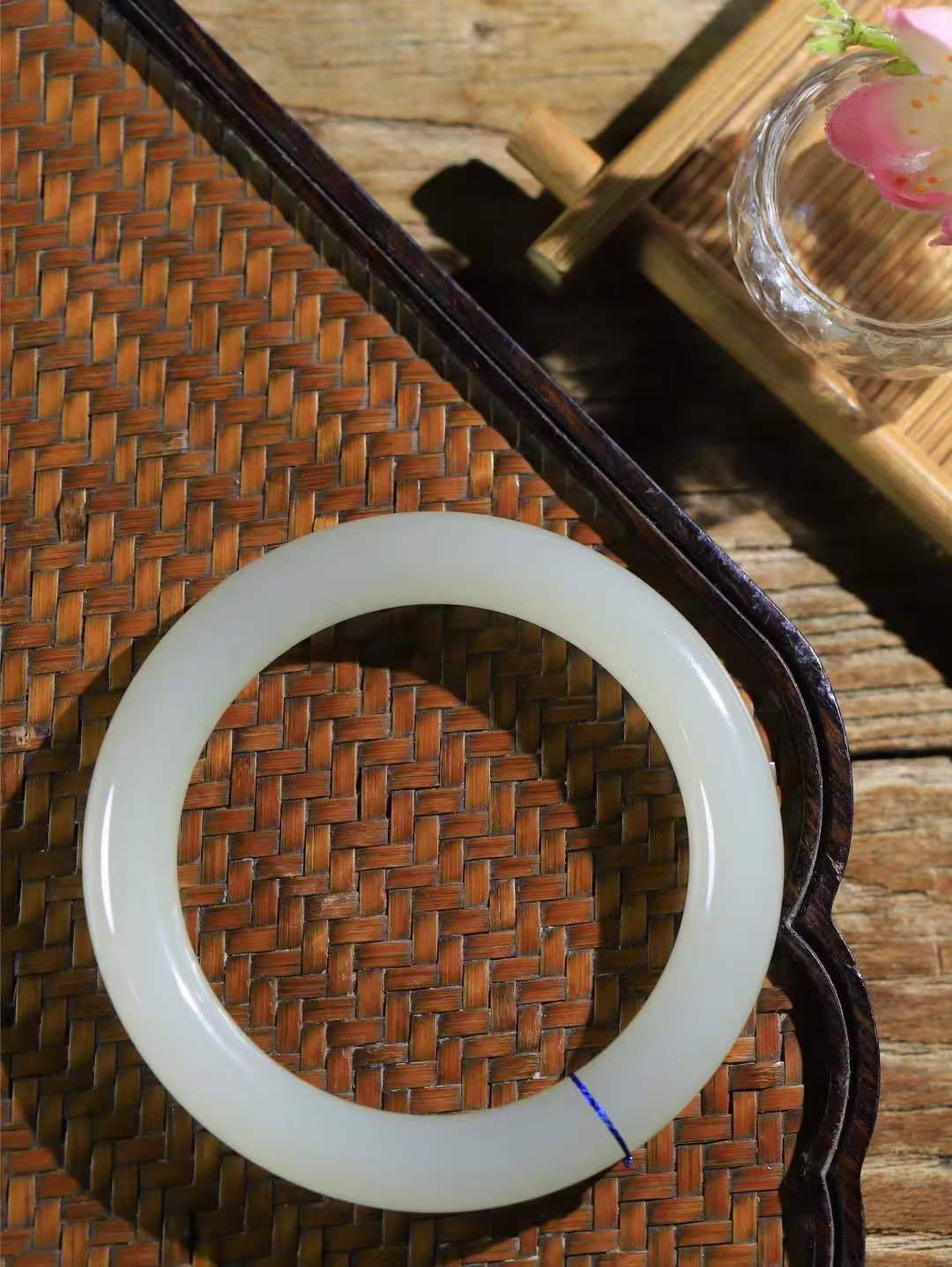 【腕间柔情.手镯】   

精品和田玉荔枝冻手镯 玉质温润细腻 油性十足 古朴秀雅 轻抚岁月的栏杆软香温玉，腕间玉镯轻轻晃动，令人情动心间，撷一缕月末的芬芳，把心思铺陈，时光静美，惟有你最温柔。重62克   尺寸58.5-11.3-10.9mm  46402255A