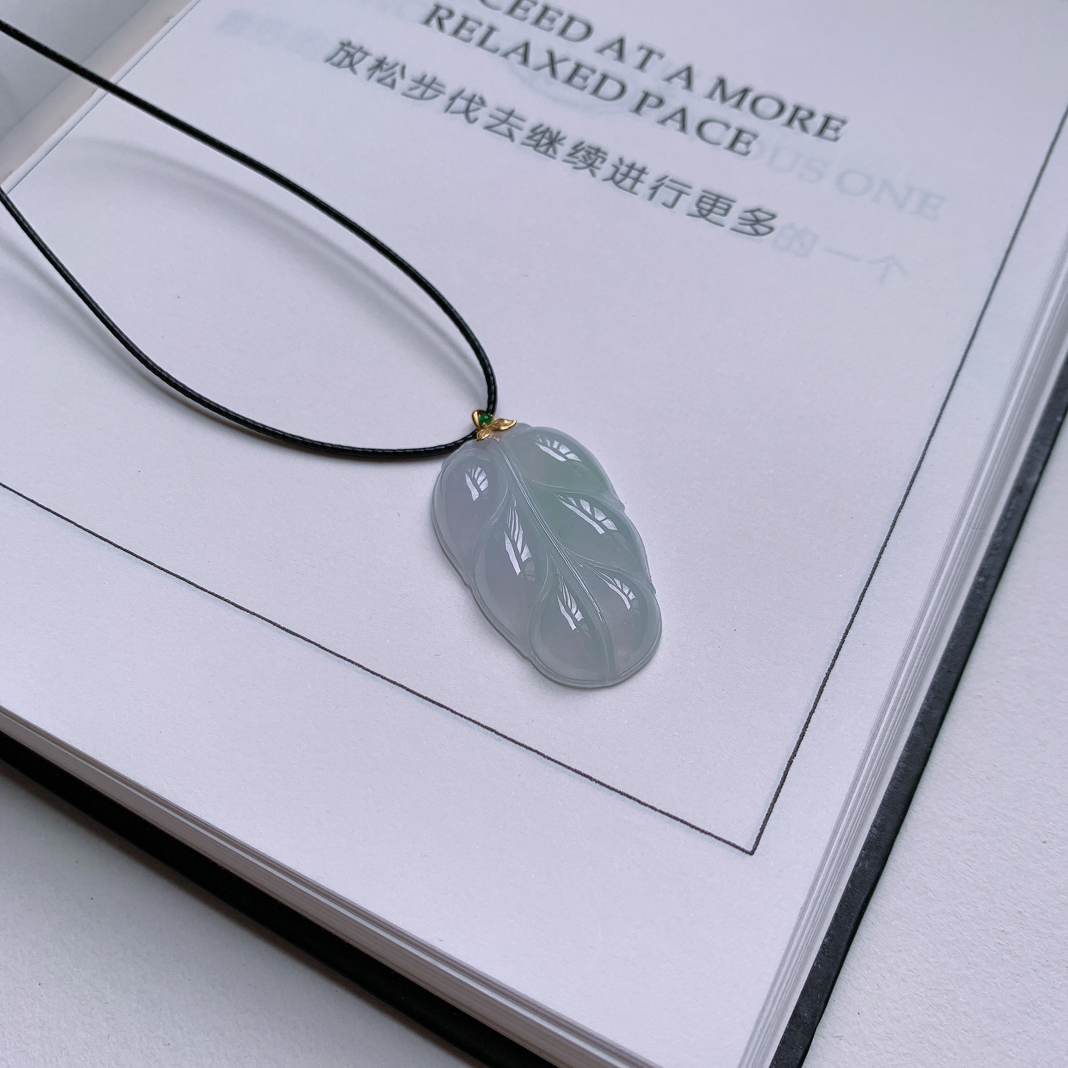 18K镶嵌天然翡翠缅甸A货冰润白冰叶子吊坠 6.49克