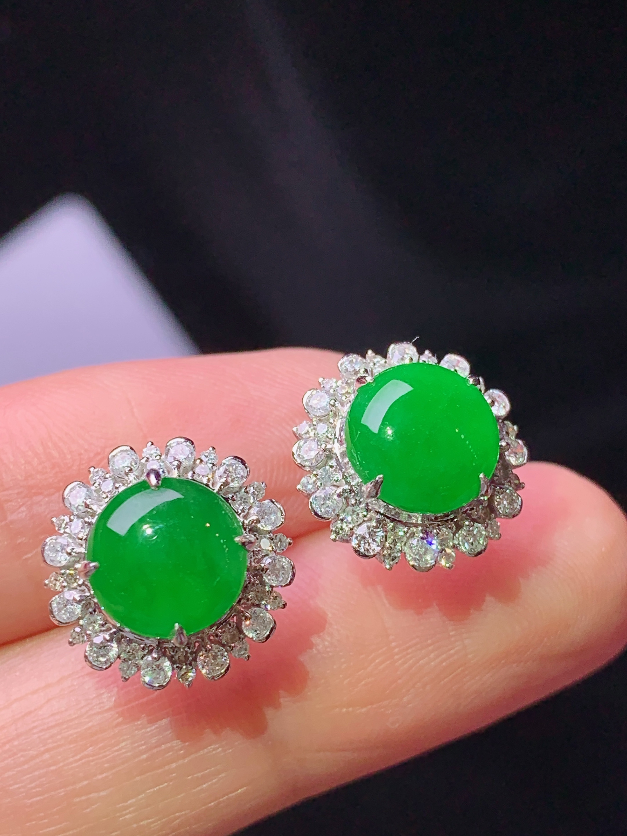 18k金钻镶嵌满绿蛋面耳钉 玉质细腻 色泽艳丽清新 水润亮眼 整体尺寸12.5*7.7f1