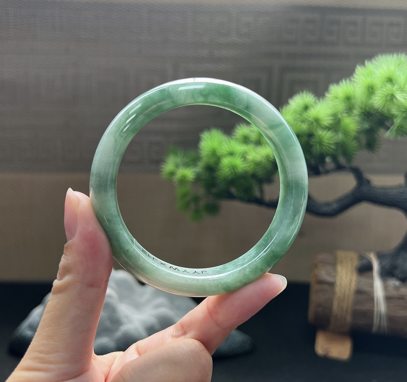 56正圈油青飘花手镯