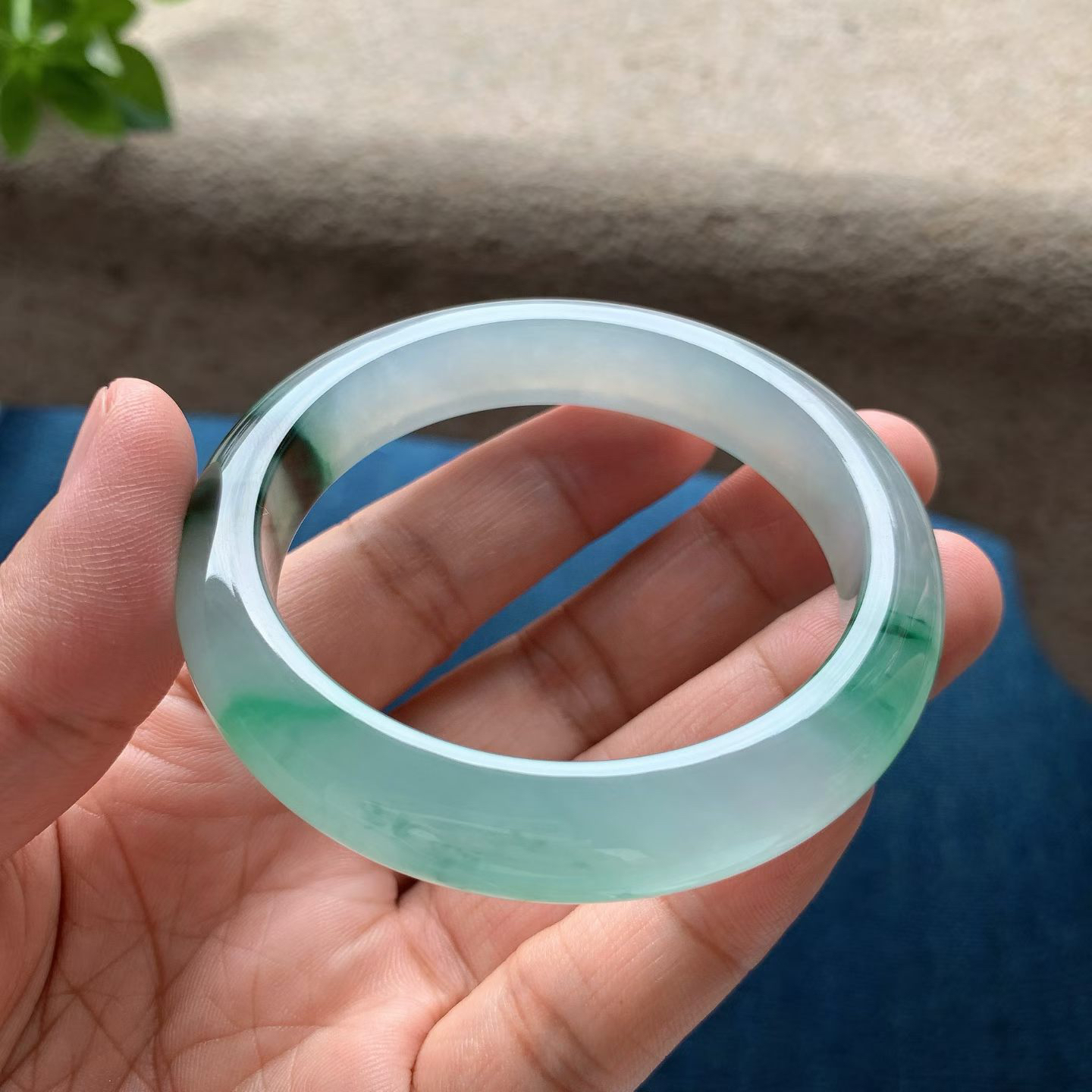 飘阳绿正圈手镯尺寸55.5*12.5*8.5 老种，通体冰透，水头充盈，果冻感十足，翠色鲜阳，灵气清雅！