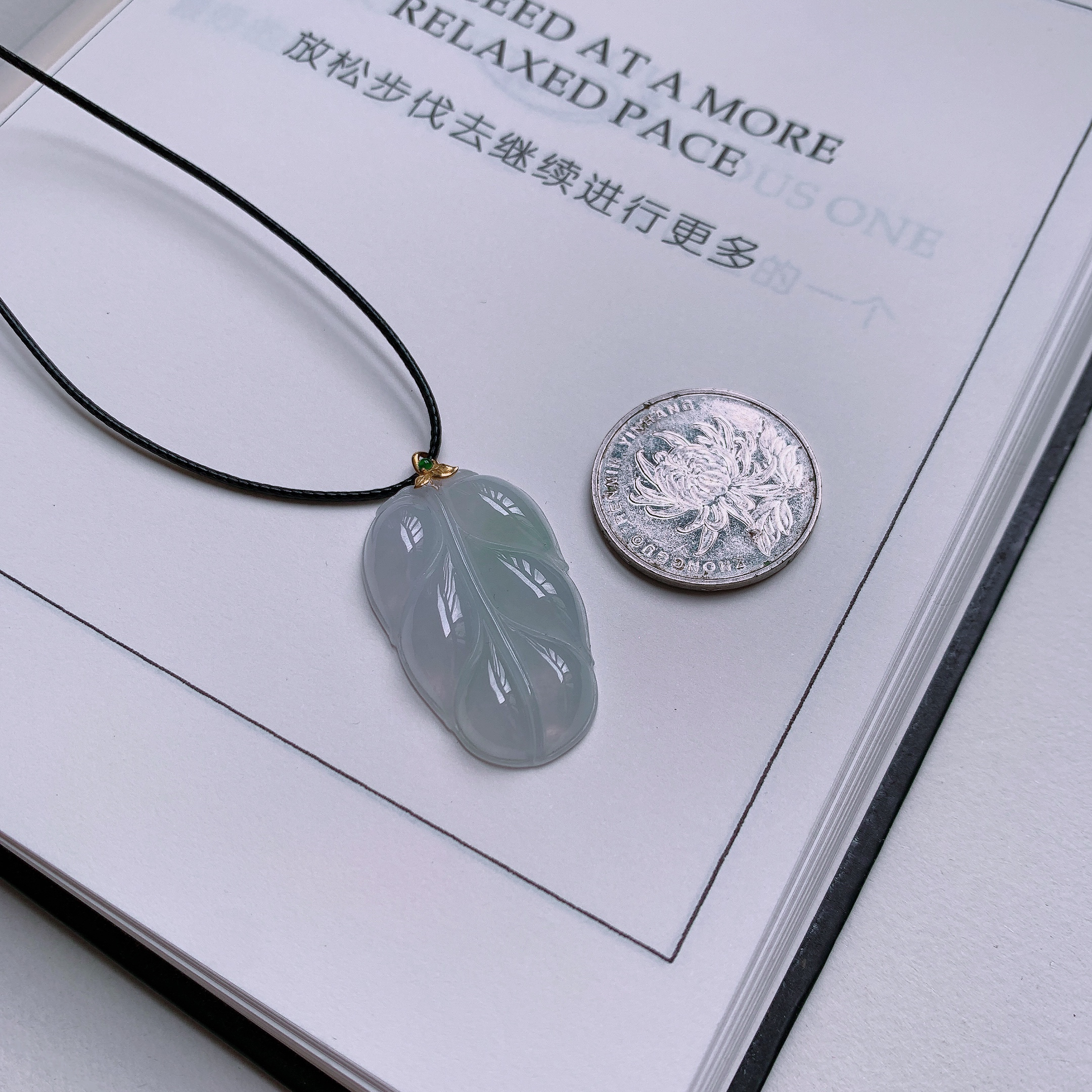 18K镶嵌天然翡翠缅甸A货冰润白冰叶子吊坠 6.49克