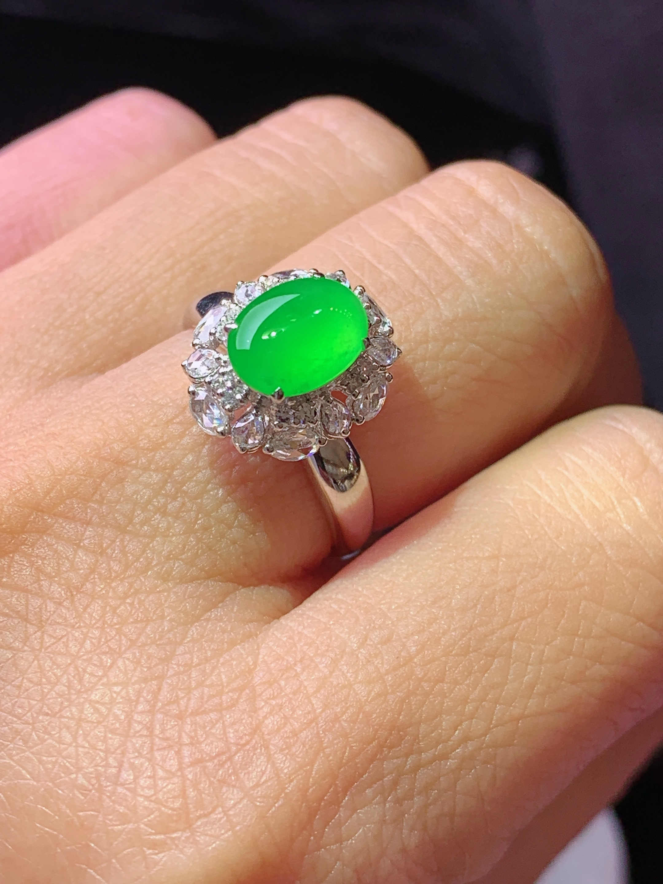 18k金钻镶嵌冰阳绿蛋面戒指 玉质细腻 色泽艳丽清新 水润亮眼 圈口14 整体尺寸13.5*11.5*10.8b7