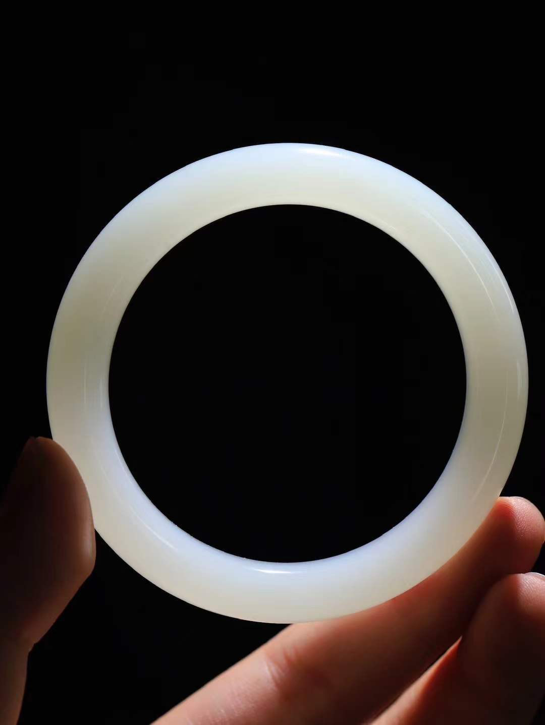 【一见钟情·手镯】

精品和田玉白玉手镯。镯型饱满，温润细腻，脂润沁香。️执一卷书，沏一盏茶，着一袭裙，戴一只镯。淡淡浅笺，素心若兰，静赏玉中诗画。悠悠岁月，芊手轻摘，盛满诗样芳华。重56.7克   内径圈口56mm 尺寸11.7-9.5mm  FDA-55471904