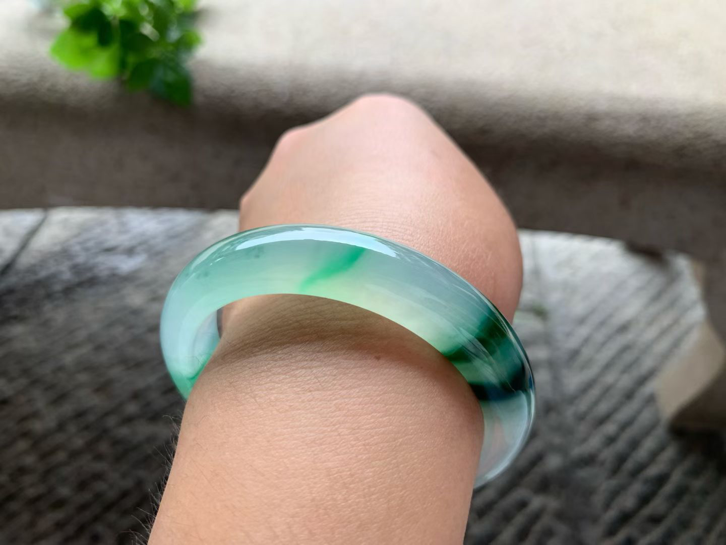 飘阳绿正圈手镯尺寸55.5*12.5*8.5 老种，通体冰透，水头充盈，果冻感十足，翠色鲜阳，灵气清雅！