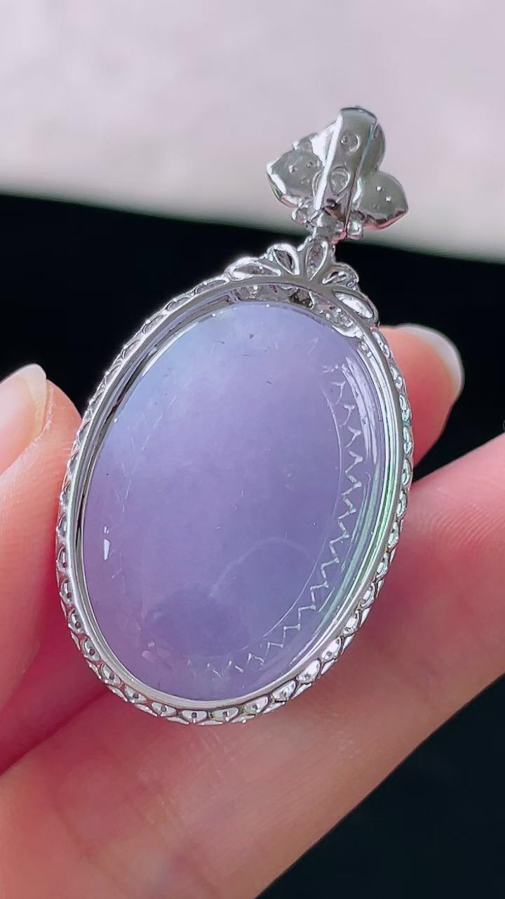 【翡翠名称】18K金豪华镶钻石冰紫鸽子蛋吊坠
【翡翠尺寸】含金42.2/21.2/15mm
【翡翠描述】宝贝种老水足，玉质细腻，色泽靓丽，性价比高，佩戴效果好！
【其它赠送】权威证书/精美挂绳盒子/支持全国复检