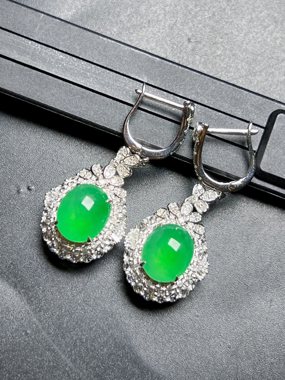 满绿耳坠种好色阳，整体尺寸33.5*15*10.5裸石尺寸10*8.5*4.3