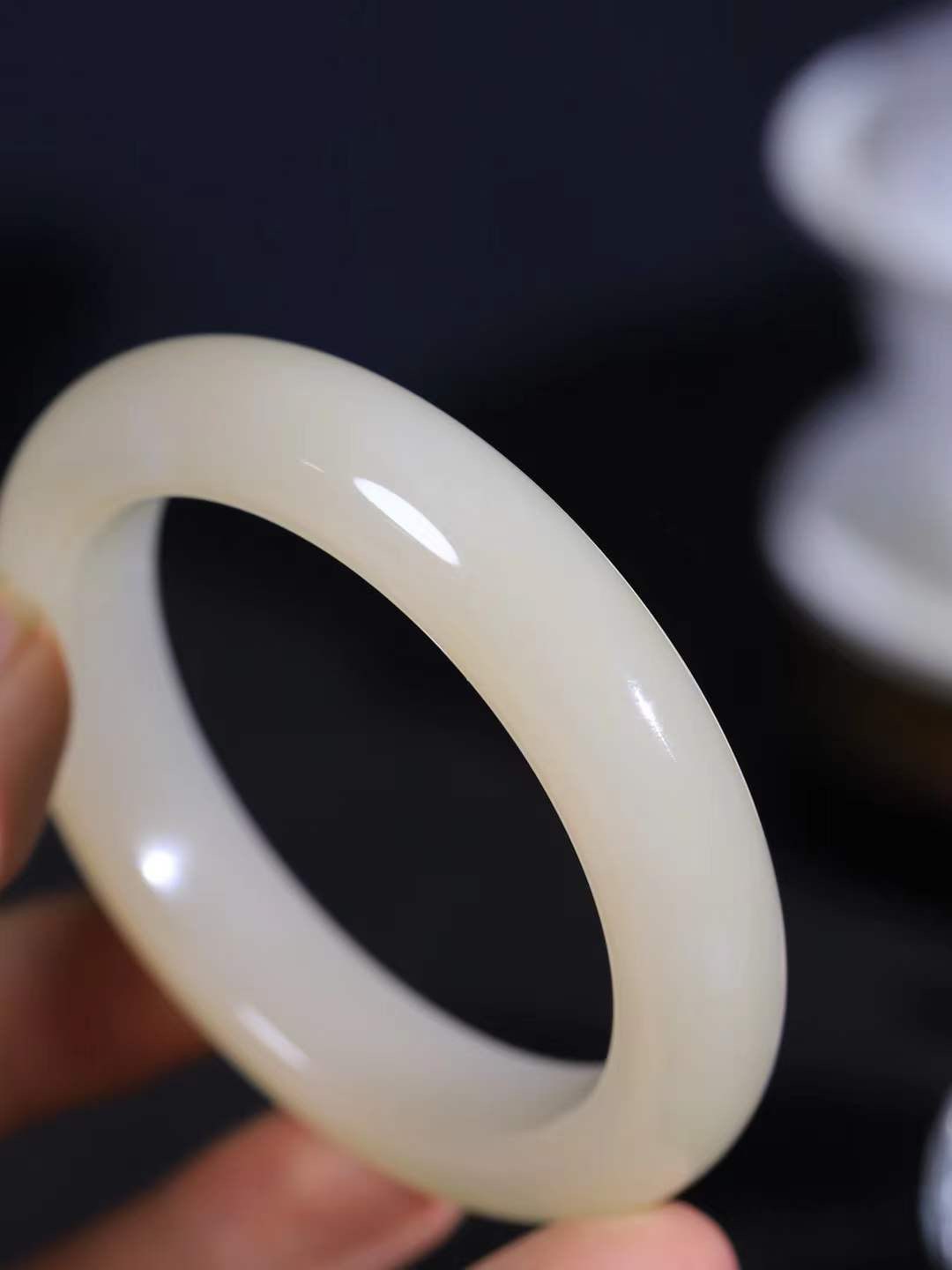 【粉黛.手镯】

精品️和田玉藕粉手镯
仙女藕粉手镯
馥郁芬芳 油糯饱满
气质温婉尔雅 甜甜的藕粉色
质地如膏似脂 少女感十足
精工打磨 手感上佳
尺寸54-13-9.8mm 重62.5克 fDA-63432244