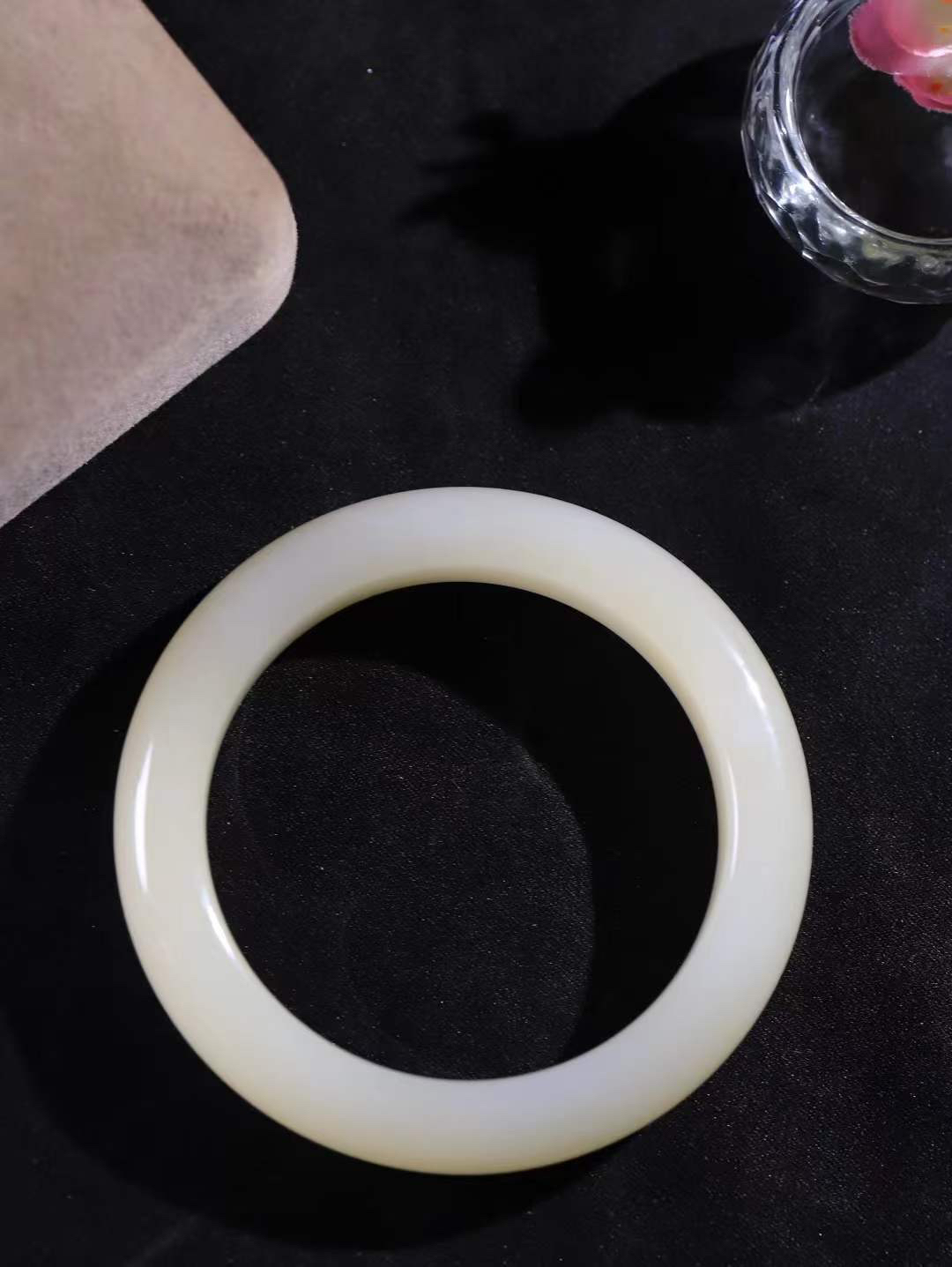 【粉黛.手镯】

精品️和田玉藕粉手镯
仙女藕粉手镯
馥郁芬芳 油糯饱满
气质温婉尔雅 甜甜的藕粉色
质地如膏似脂 少女感十足
精工打磨 手感上佳
尺寸54-13-9.8mm 重62.5克 fDA-63432244