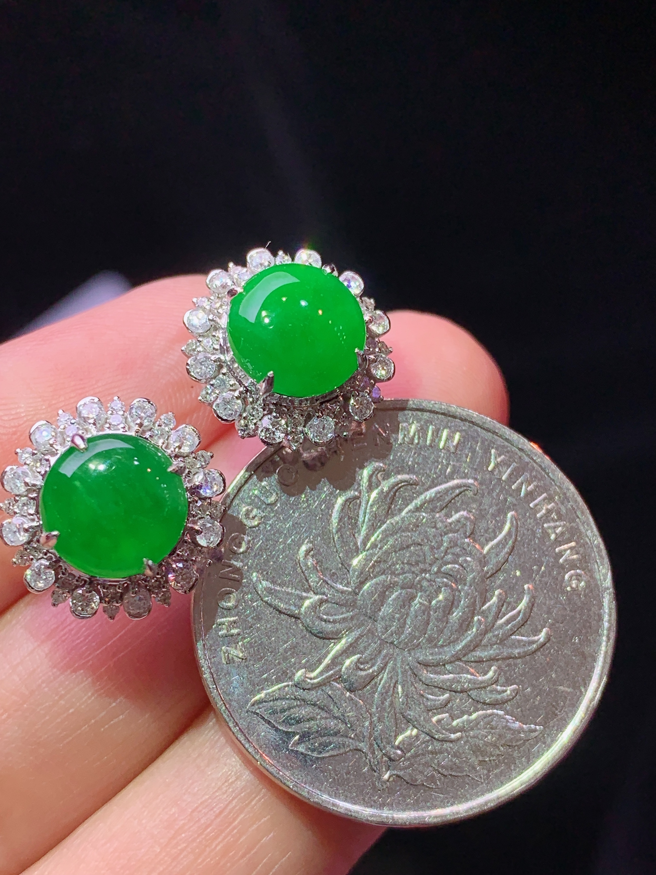 18k金钻镶嵌满绿蛋面耳钉 玉质细腻 色泽艳丽清新 水润亮眼 整体尺寸12.5*7.7f1