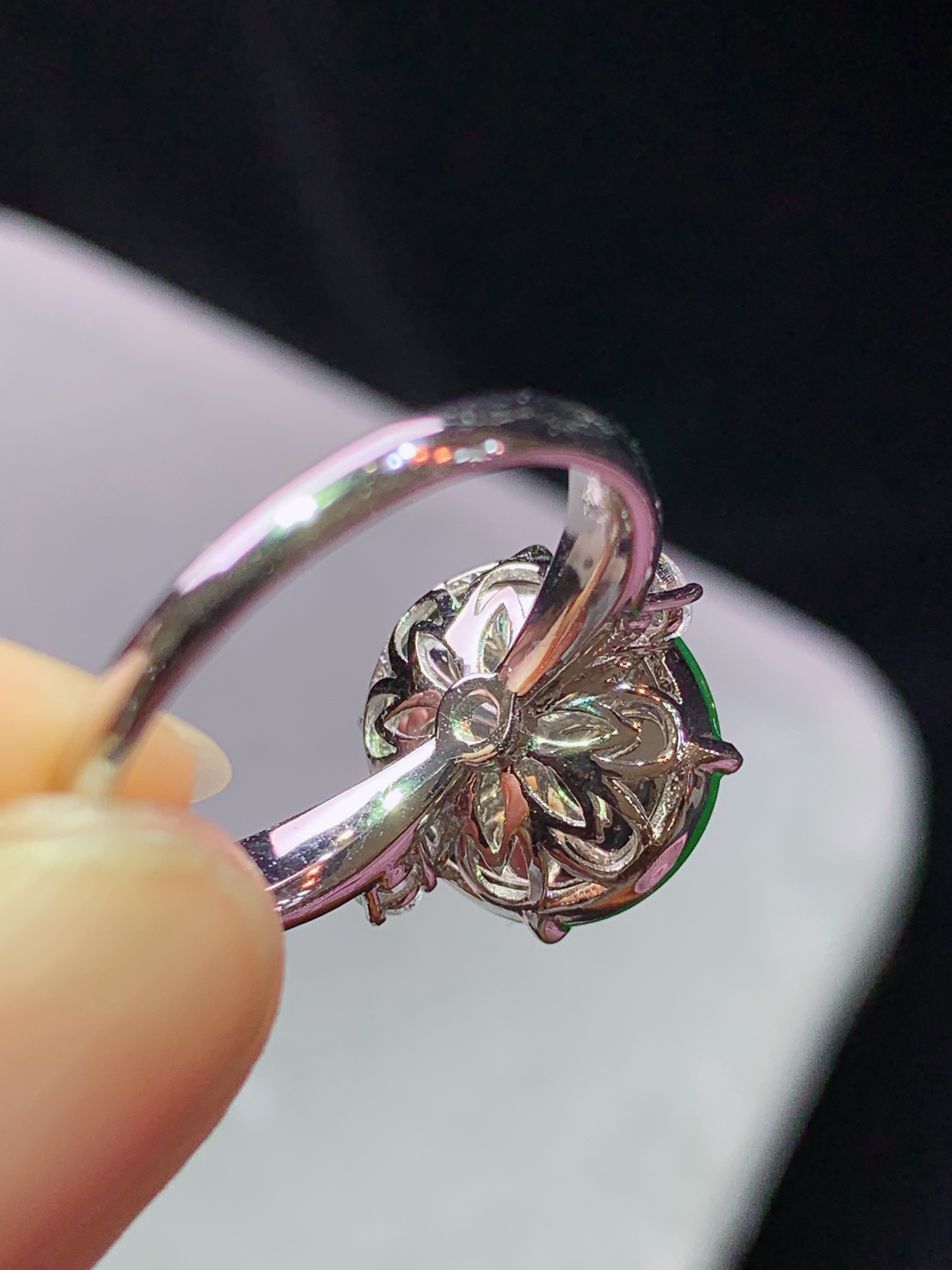 18k金钻镶嵌冰阳绿蛋面戒指 玉质细腻 色泽艳丽清新 水润亮眼 圈口14 裸石尺寸12.5*11.2*5.8f1