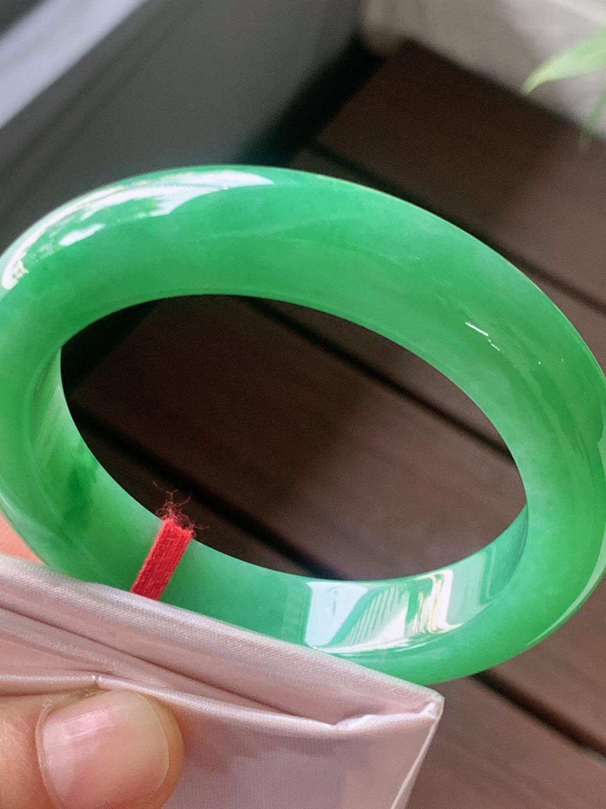 【翡翠名称】老坑种满绿53.5正圈口手镯
【翡翠尺寸】53.5/12.1/9.1mm适合52.5-5