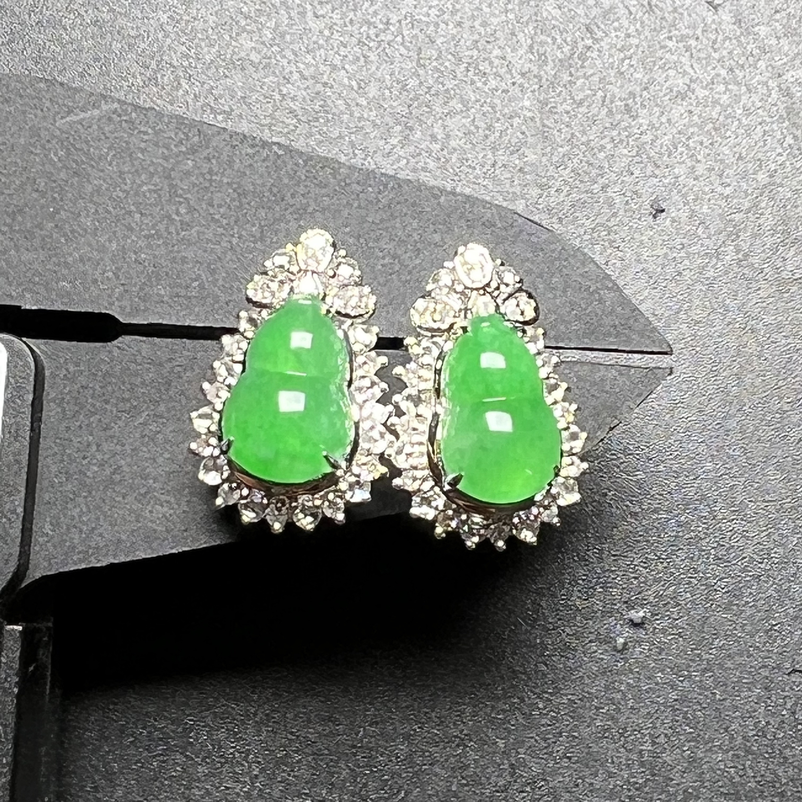 满色葫芦耳钉水头足饱满，整体尺寸16*10.7*8.2 祼石尺寸9.5*6.1*4