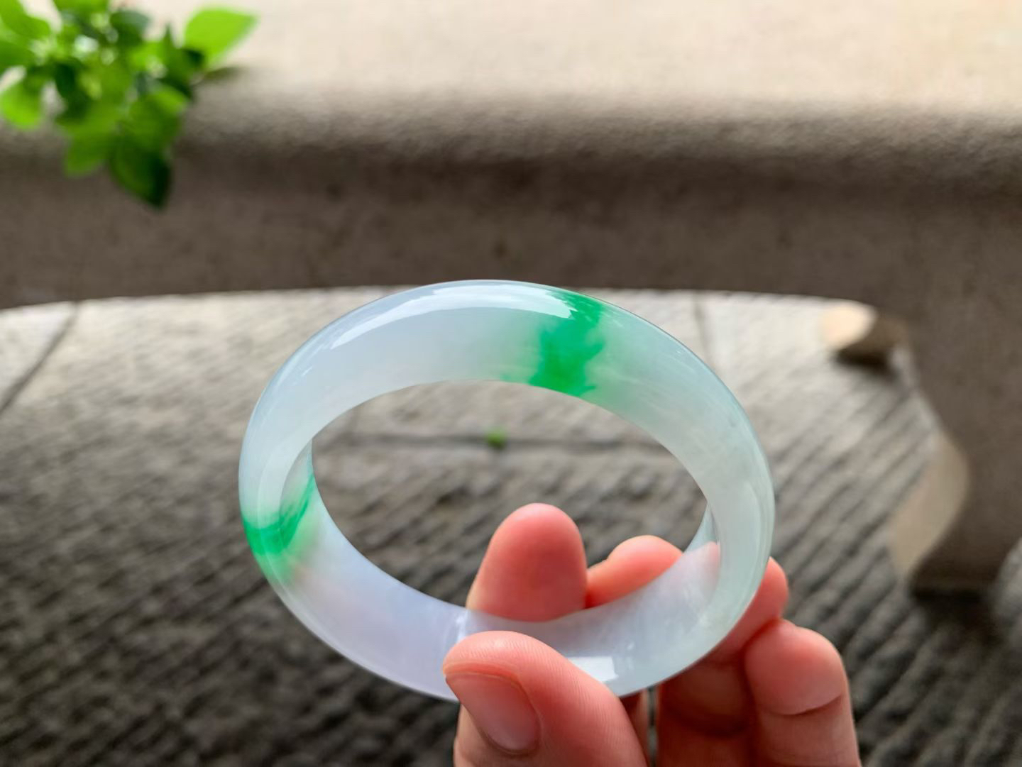 正阳绿正圈手镯尺寸52.5*14.5*7.5 老种通透，纯净细腻，胶润水足，微淡粉底，翠色正阳鲜辣，青翠耀眼，贵气十足！