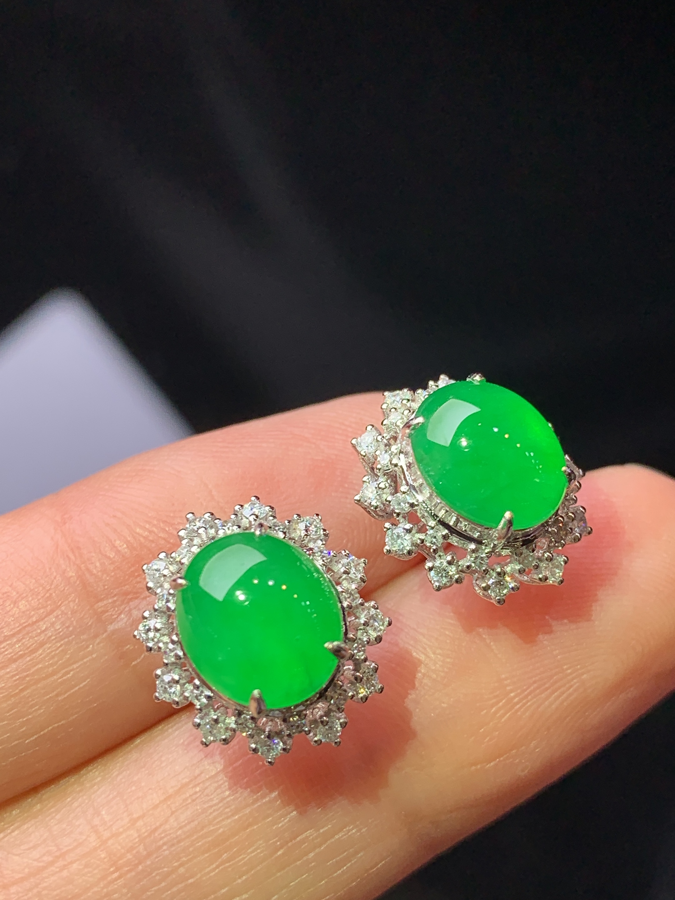 18k金钻镶嵌冰阳绿蛋面耳钉 玉质细腻 色泽艳丽清新 水润亮眼 整体尺寸13.6*12.3*8.8f1