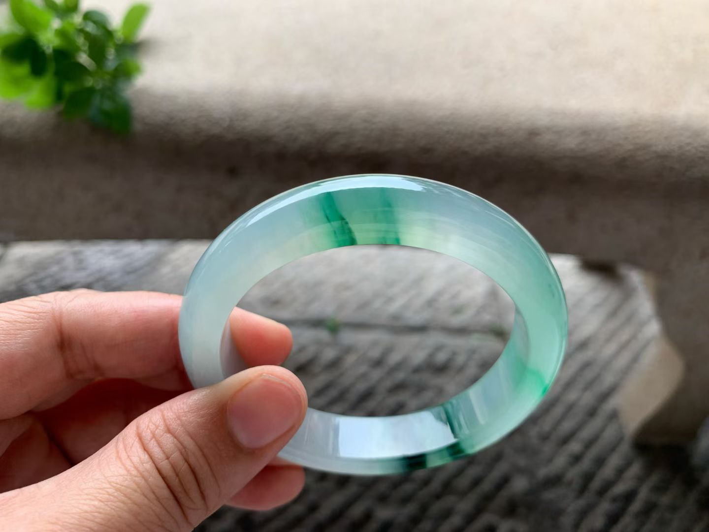 飘阳绿正圈手镯尺寸55.5*12.5*8.5 老种，通体冰透，水头充盈，果冻感十足，翠色鲜阳，灵气清雅！