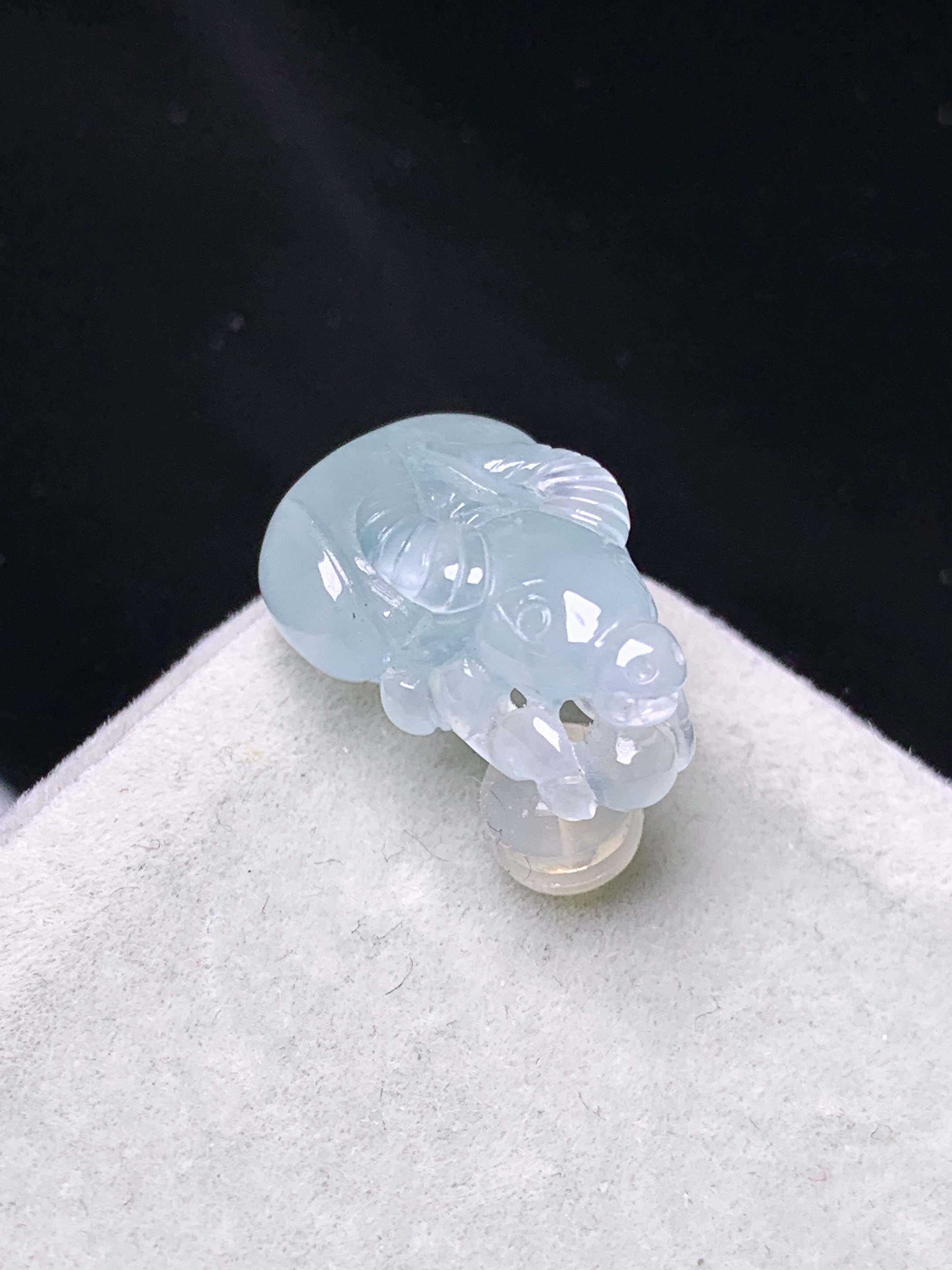 冰种牛气冲天吊坠 玉质细腻 色泽艳丽清新 水润亮眼 整体尺寸19.5*12.8*7.5a5