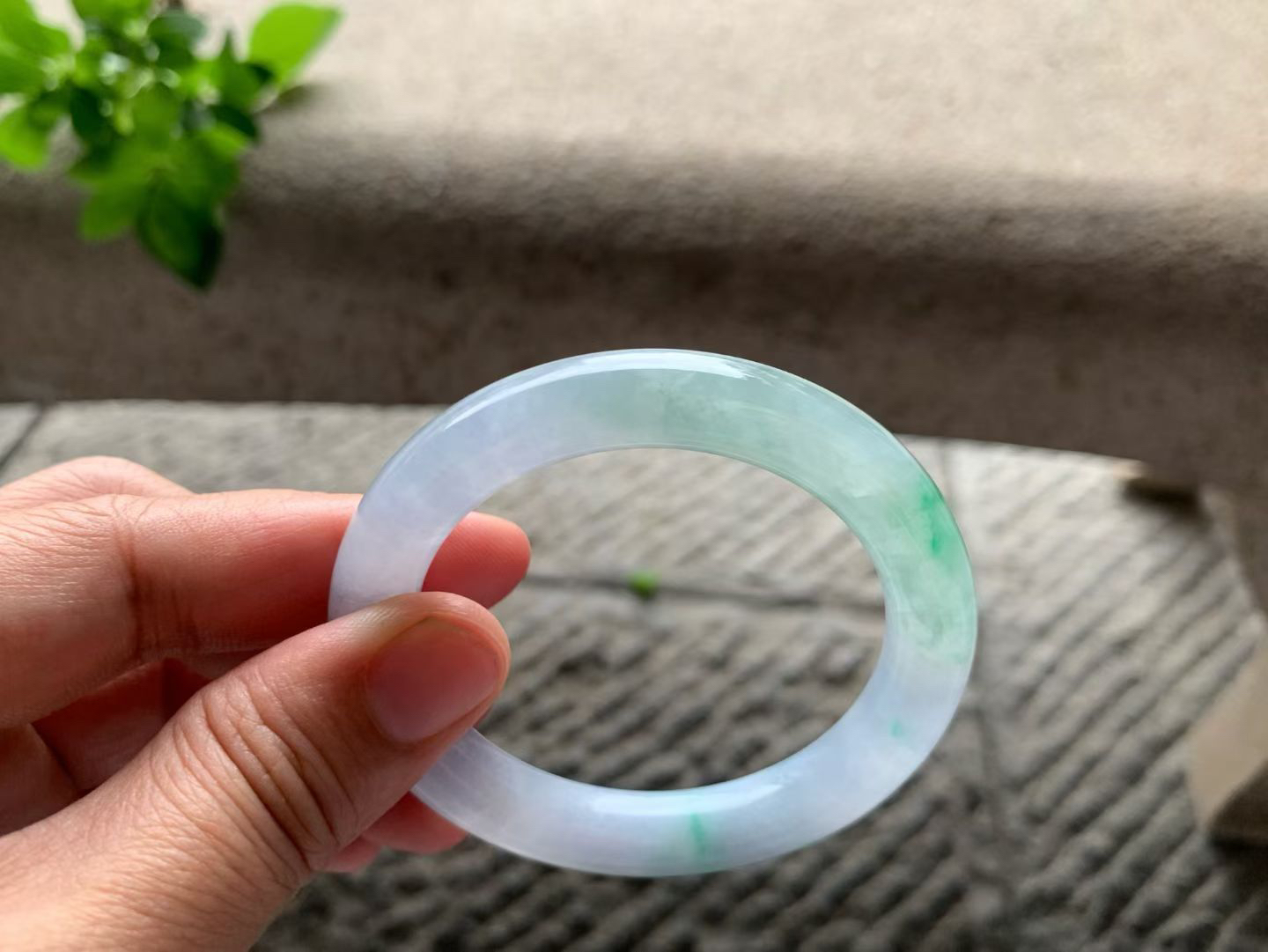 春彩圆条手镯尺寸51.5*9.8*9.5 种质细腻，通透水润，紫绿相间，色彩鲜艳，漂亮醒目！