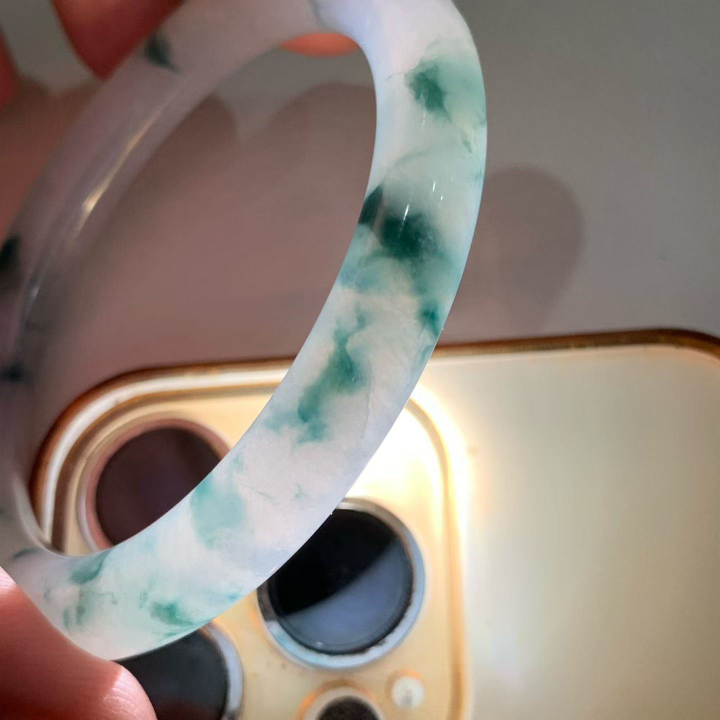 飘蓝花圆条手镯尺寸51.5*8*8 种质细腻，釉洁水润，蓝花灵动飘逸，栩栩如生！