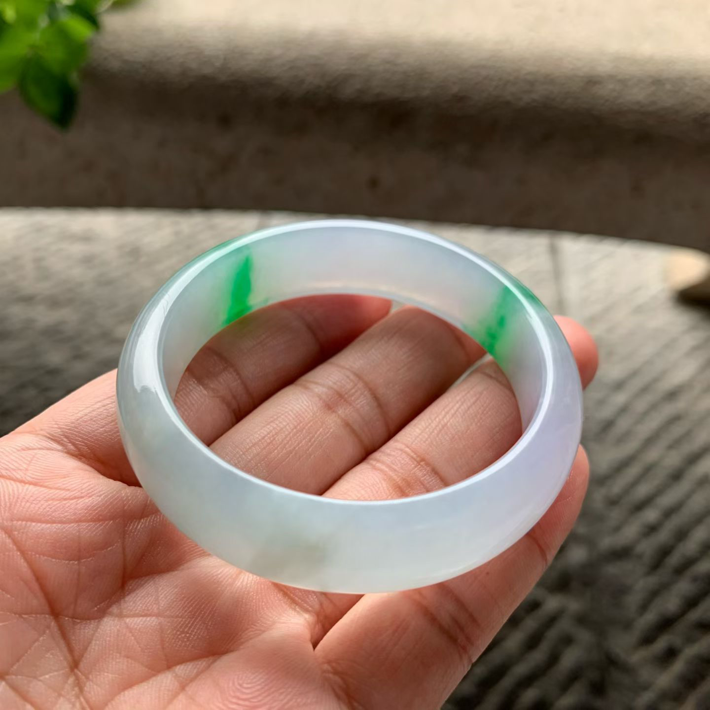 正阳绿正圈手镯尺寸52.5*14.5*7.5 老种通透，纯净细腻，胶润水足，微淡粉底，翠色正阳鲜辣，青翠耀眼，贵气十足！