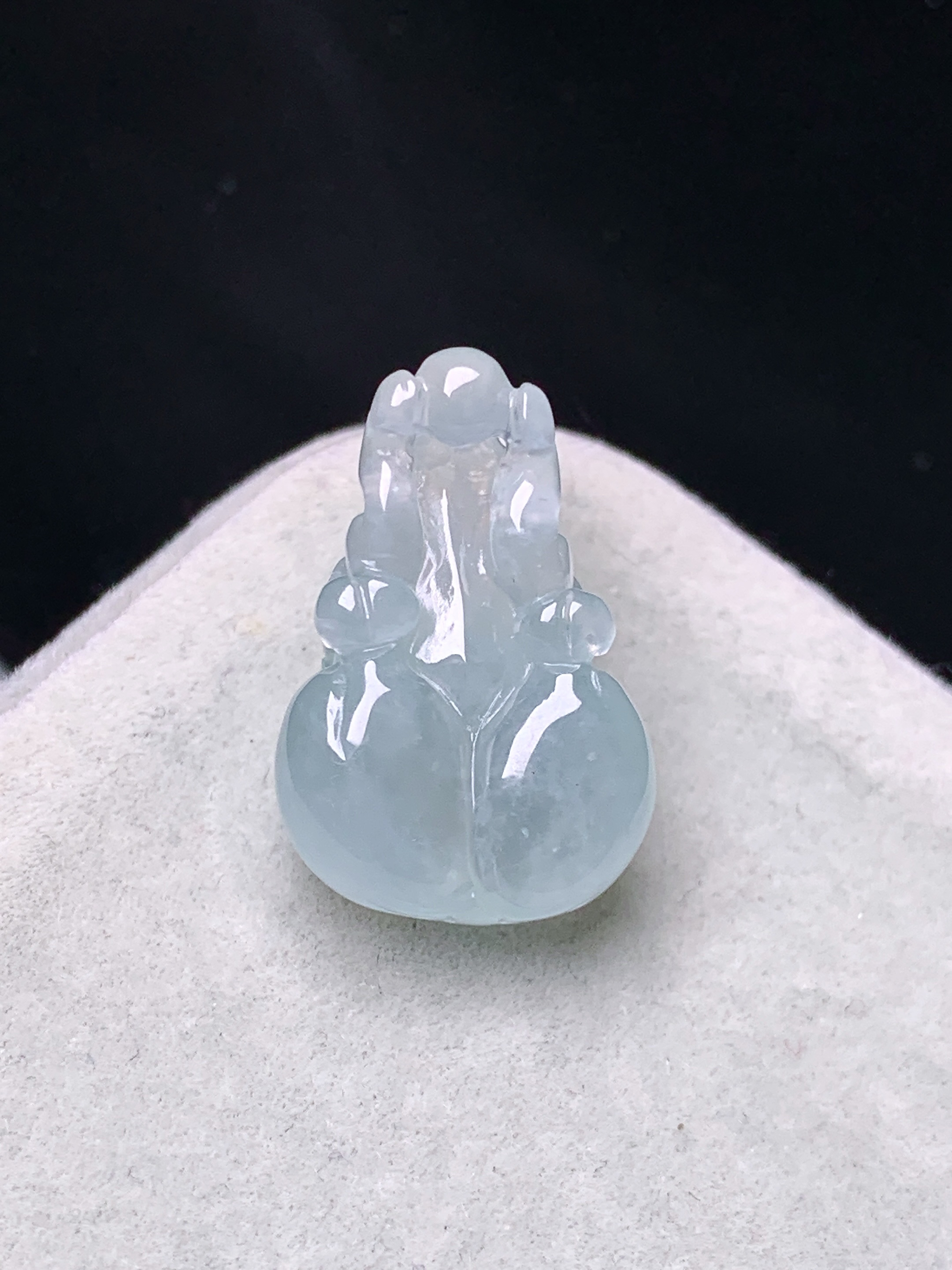 冰种牛气冲天吊坠 玉质细腻 色泽艳丽清新 水润亮眼 整体尺寸19.5*12.8*7.5a5