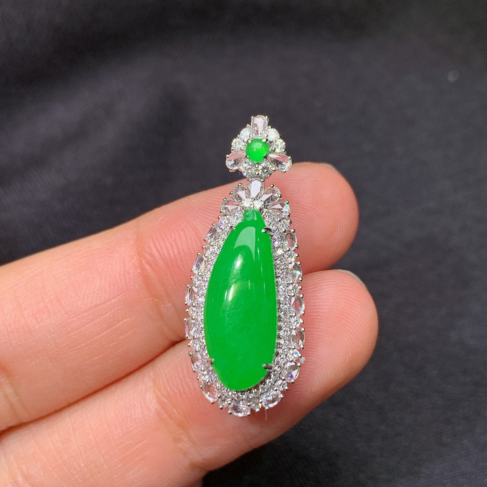 阳绿福瓜吊坠，18k金镶嵌，冰润色阳，玉质细腻，种水足，B1 尺寸28.7*11.5*8.3