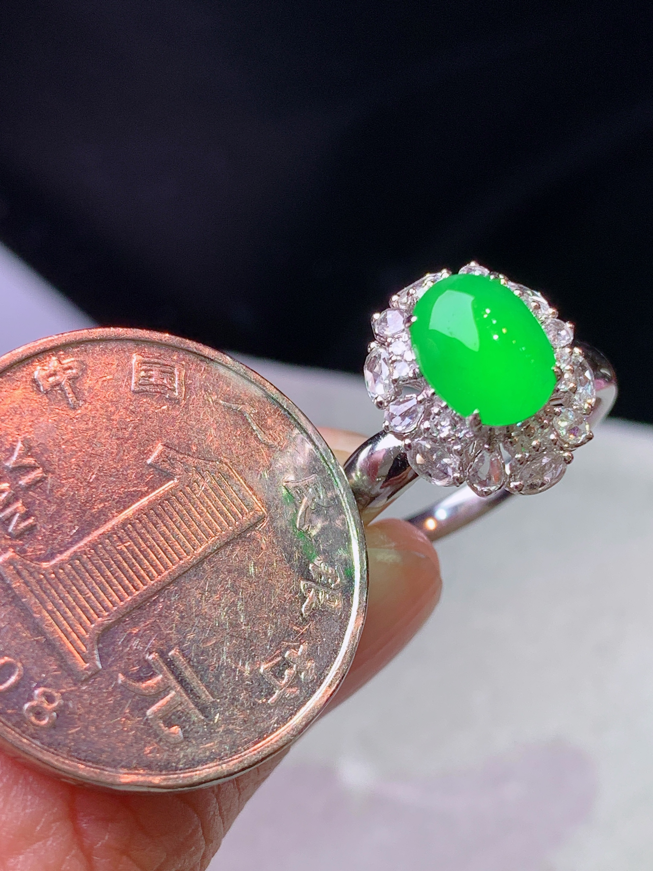 18k金钻镶嵌冰阳绿蛋面戒指 玉质细腻 色泽艳丽清新 水润亮眼 圈口14 整体尺寸13.5*11.5*10.8b7