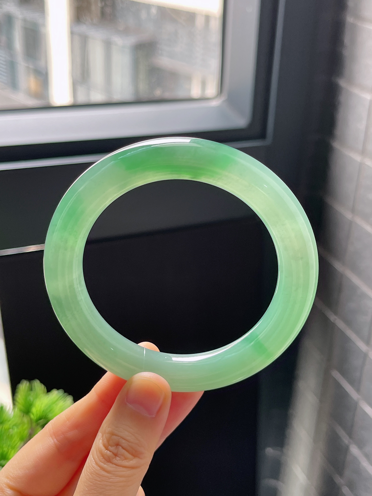 圆镯57.5圈口，翡翠冰糯种绿色手镯