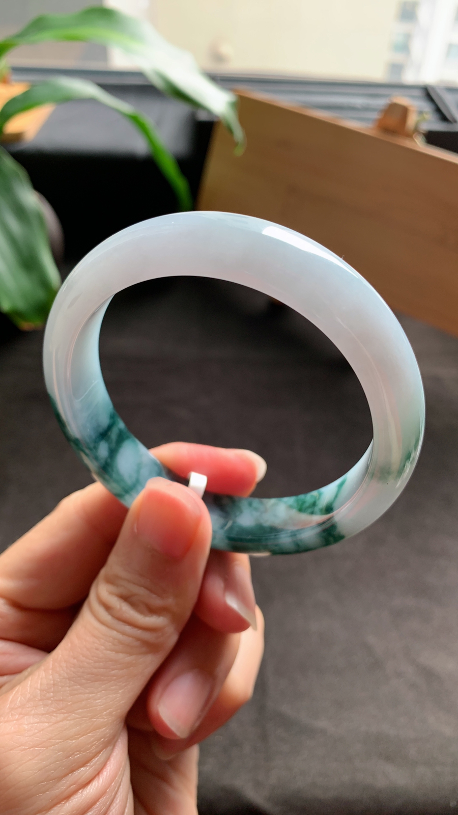 56圈口 天然A货翡翠飘花手镯 花色灵动 半山水