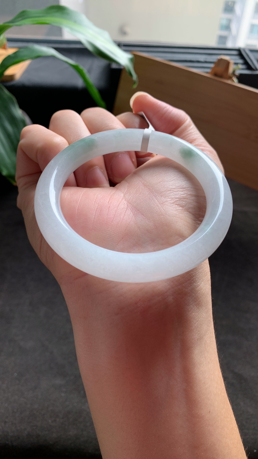 55圈口 天然A货翡翠飘花圆条手镯 细腻清新手镯