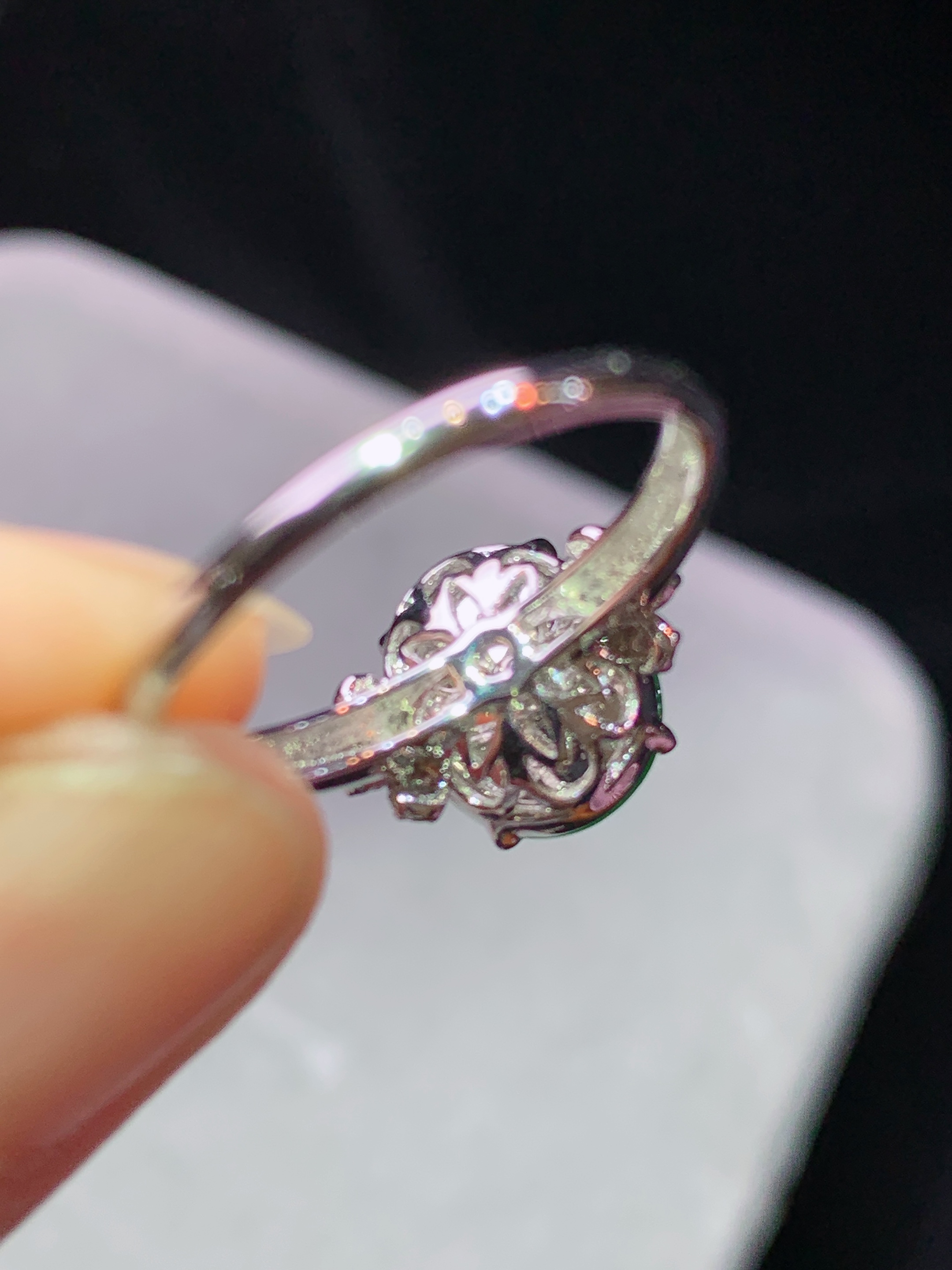 18k金钻镶嵌冰阳绿蛋面戒指 玉质细腻 色泽艳丽清新 水润亮眼 圈口14 裸石尺寸10.2*8.65f1