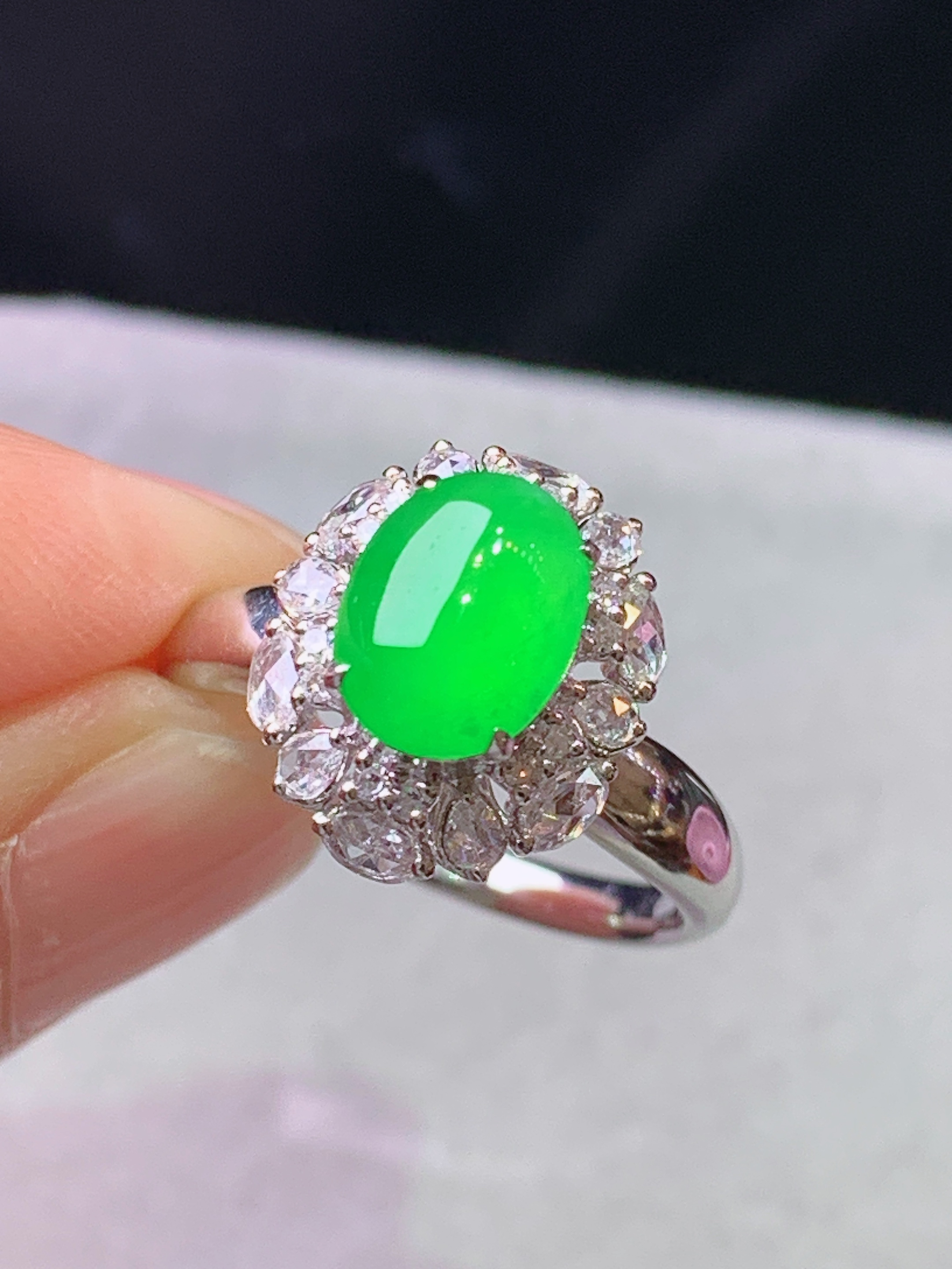 18k金钻镶嵌冰阳绿蛋面戒指 玉质细腻 色泽艳丽清新 水润亮眼 圈口14 整体尺寸13.5*11.5*10.8b7