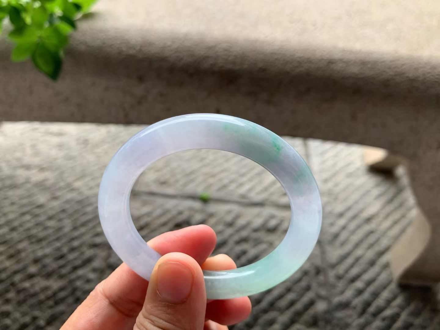 春彩圆条手镯尺寸51.5*9.8*9.5 种质细腻，通透水润，紫绿相间，色彩鲜艳，漂亮醒目！