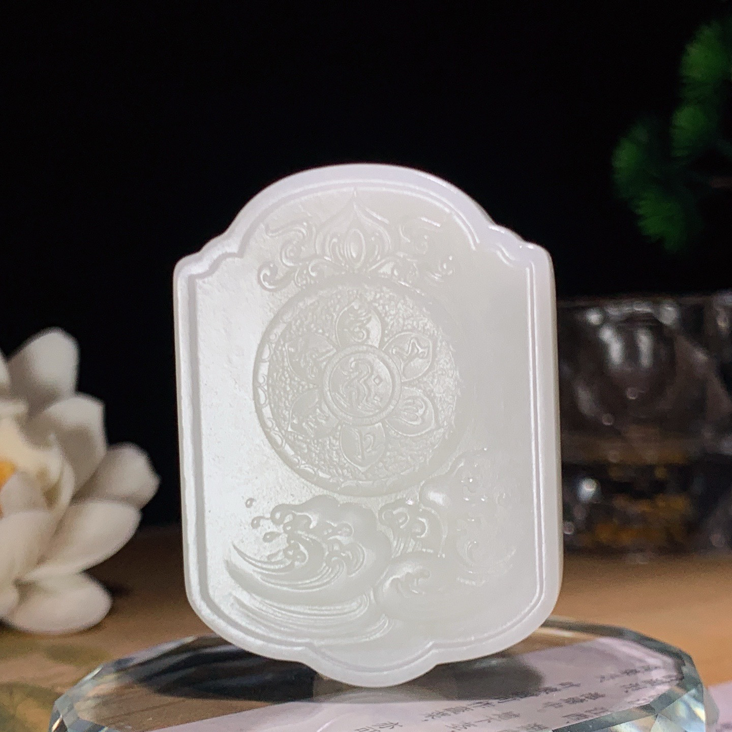 新疆和田玉大势至菩萨牌子挂件 尺寸50/37/11重39.5克。玉质细腻油润。手推出油。佩戴高端典雅。lt260424