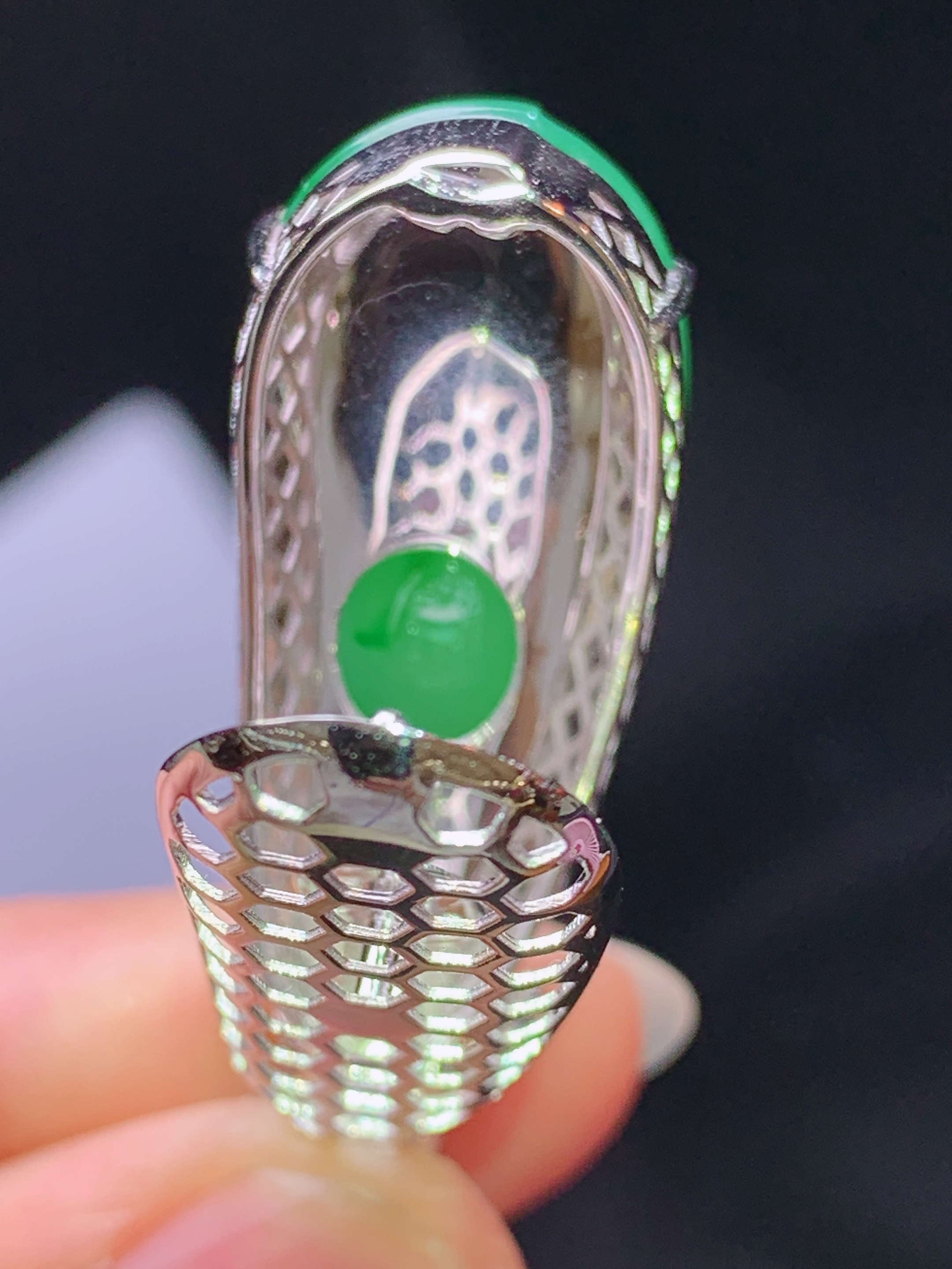 18k金钻镶嵌冰阳绿四季豆吊坠 玉质细腻 色泽艳丽清新 水润亮眼 整体尺寸39.6*14*11.5f1