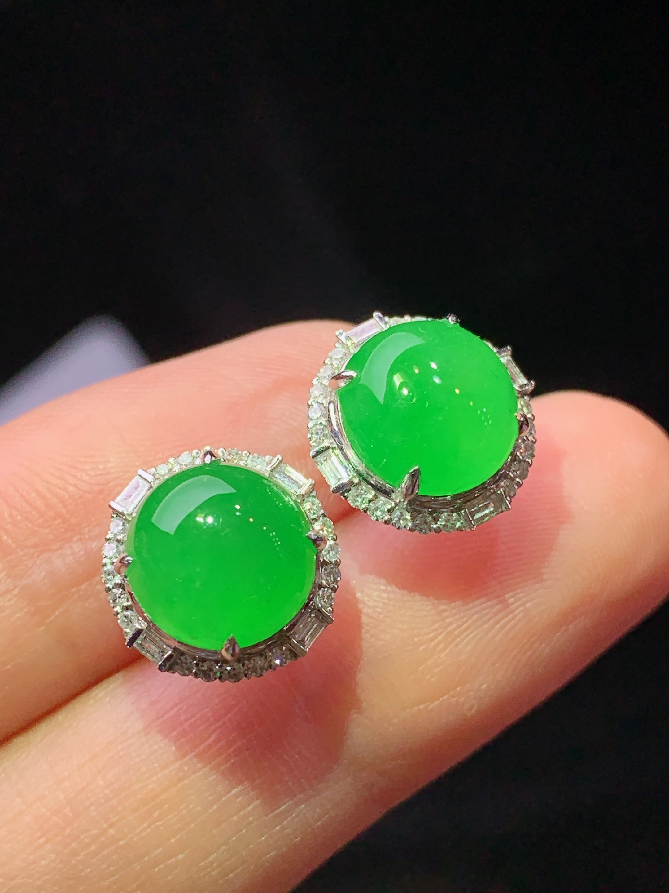 18k金钻镶嵌冰阳绿蛋面耳钉 玉质细腻 色泽艳丽清新 水润亮眼 整体尺寸11.8*7.2f1