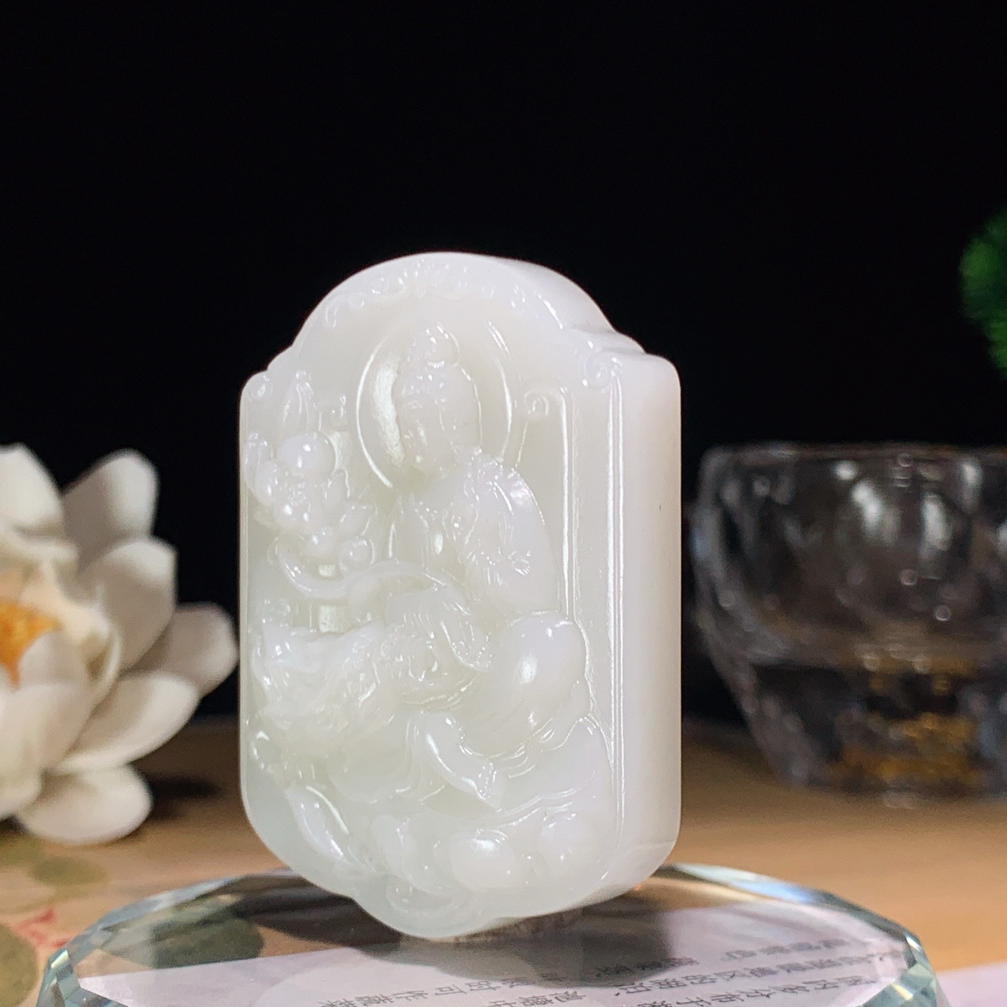 新疆和田玉大势至菩萨牌子挂件 尺寸50/37/11重39.5克。玉质细腻油润。手推出油。佩戴高端典雅