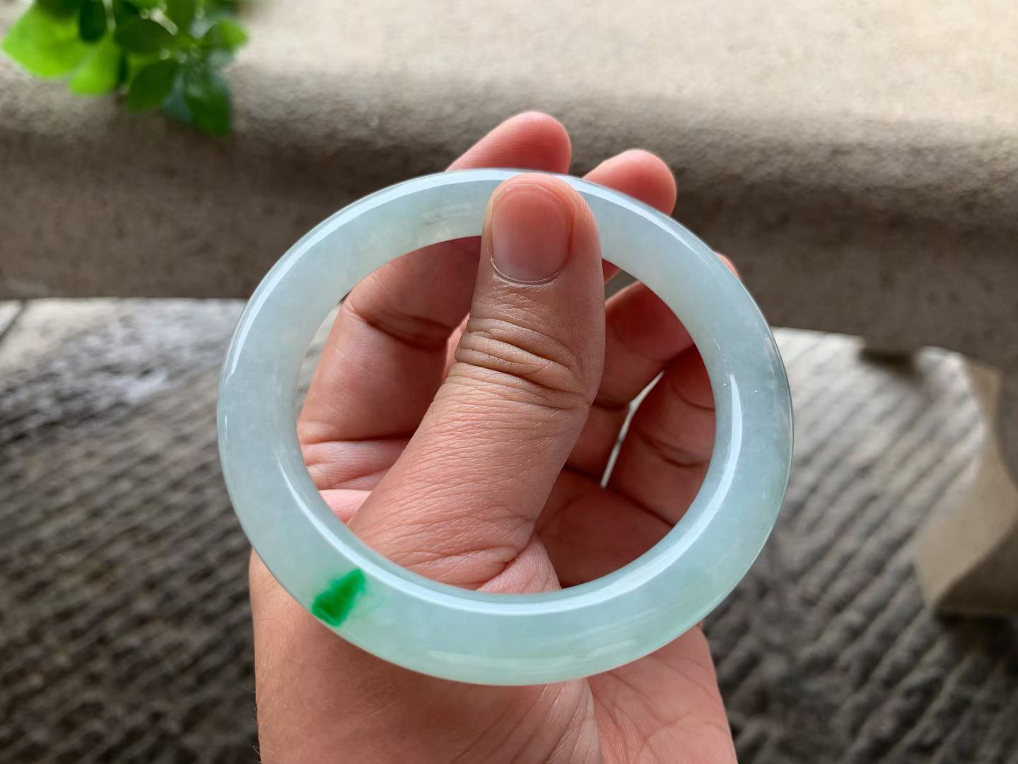 飘正阳圆条手镯尺寸55*9.5*10 整圈微淡底色，水润光泽，一抹翠色正阳鲜辣，青翠耀眼！