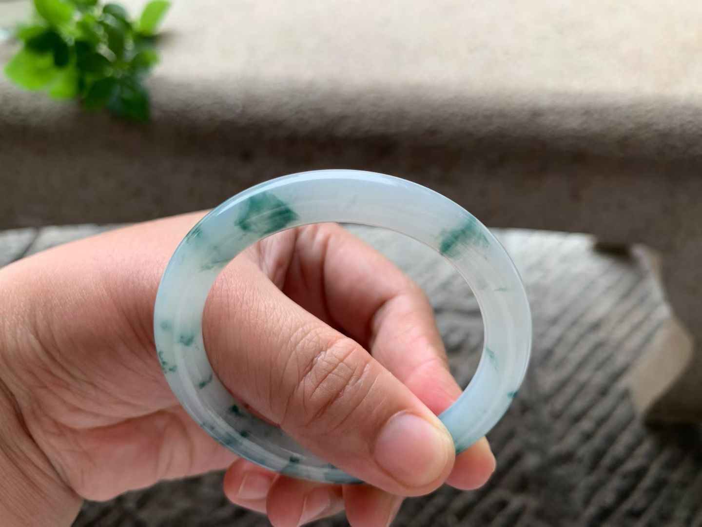 飘蓝花圆条手镯尺寸51.5*8*8 种质细腻，釉洁水润，蓝花灵动飘逸，栩栩如生！