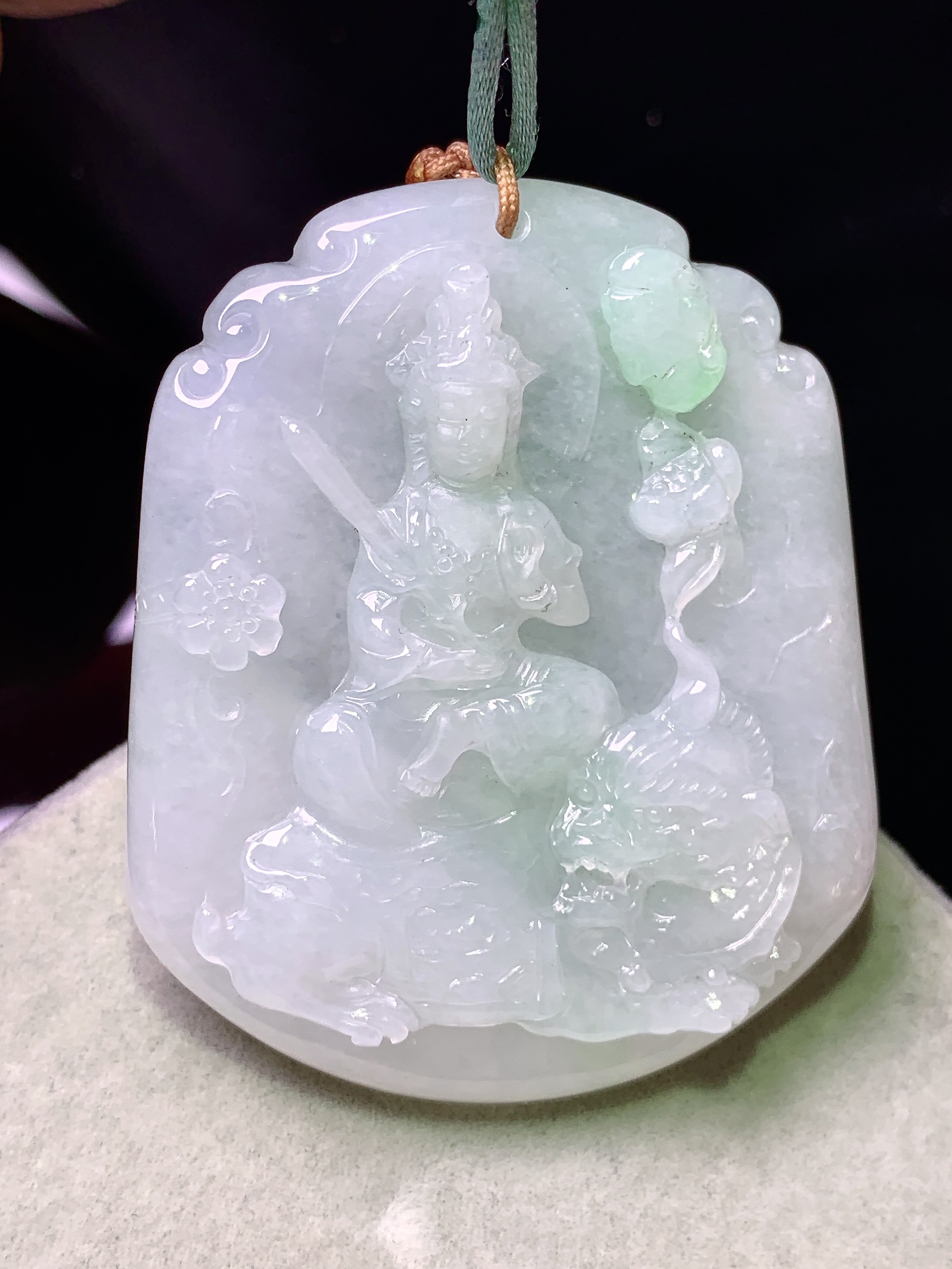 飘绿文殊观音菩萨吊坠 玉质细腻 色泽艳丽清新 水润亮眼 整体尺寸50.2*41.5*6.2b2