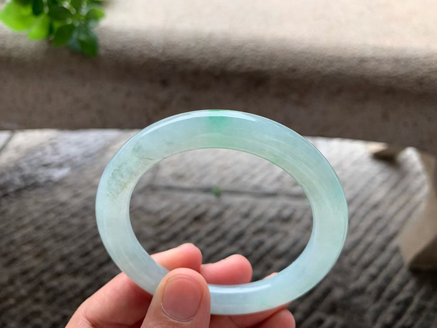 飘正阳圆条手镯尺寸55*9.5*10 整圈微淡底色，水润光泽，一抹翠色正阳鲜辣，青翠耀眼！