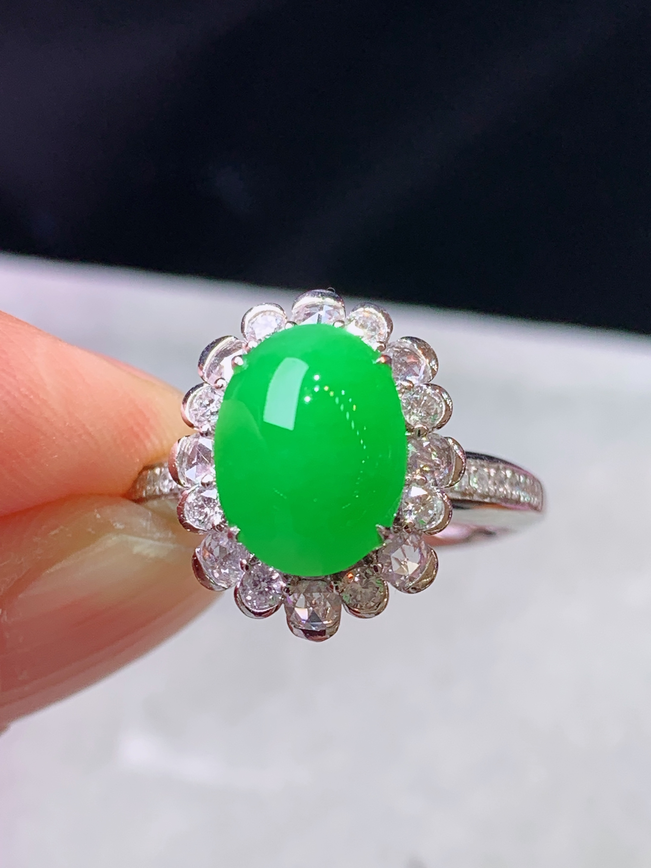 18k金钻镶嵌冰阳绿蛋面戒指 玉质细腻 色泽艳丽清新 水润亮眼 圈口14 整体尺寸14.5*12.2