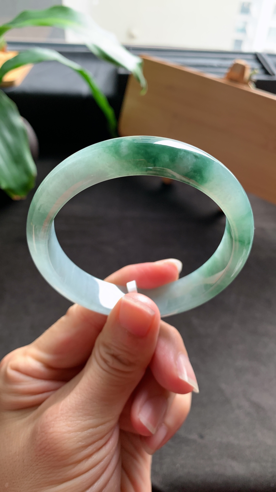 58圈口 天然A货翡翠飘花手镯 种水好 版型宽厚