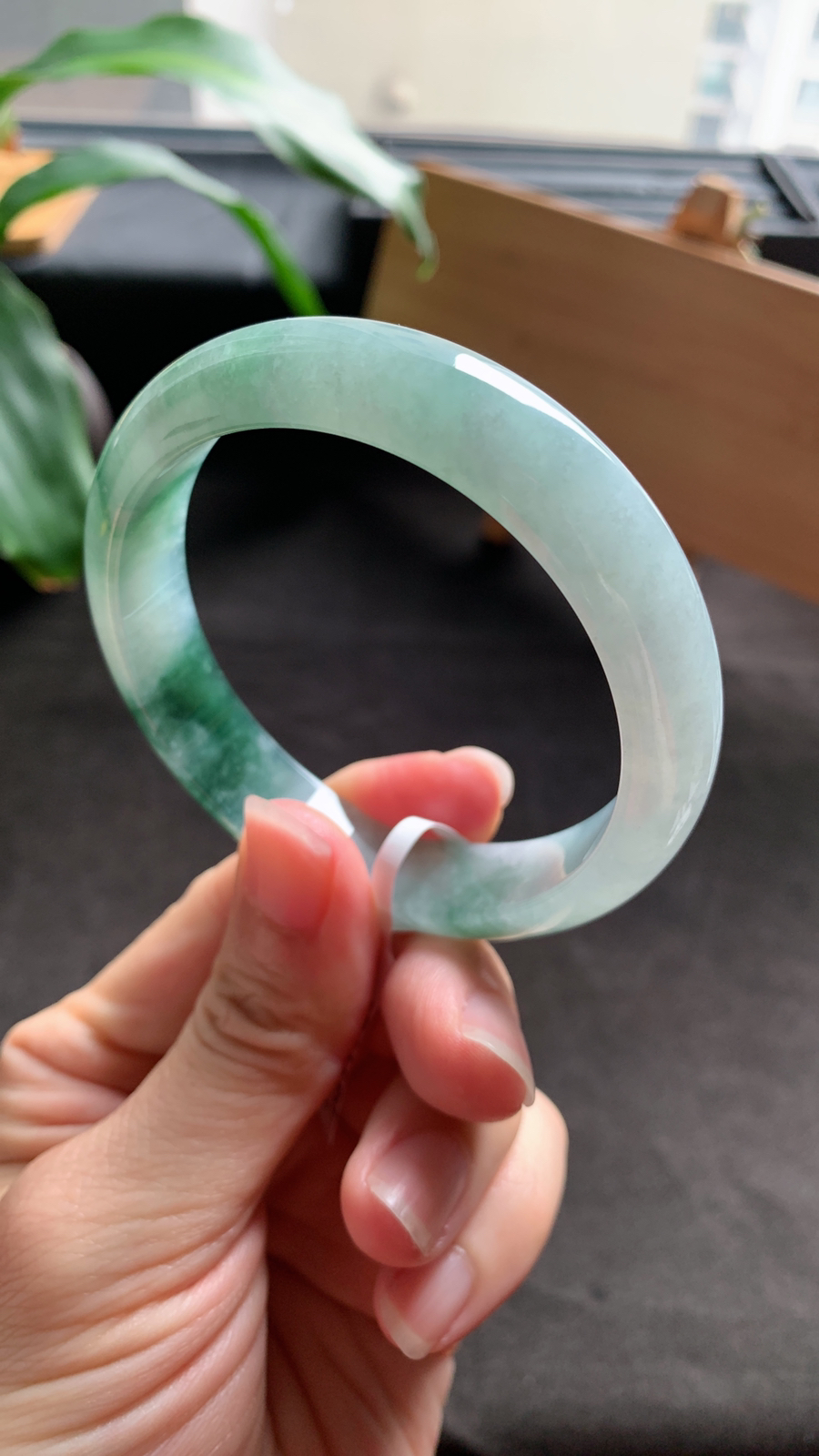 58圈口 天然A货翡翠飘花手镯 种水好 版型宽厚